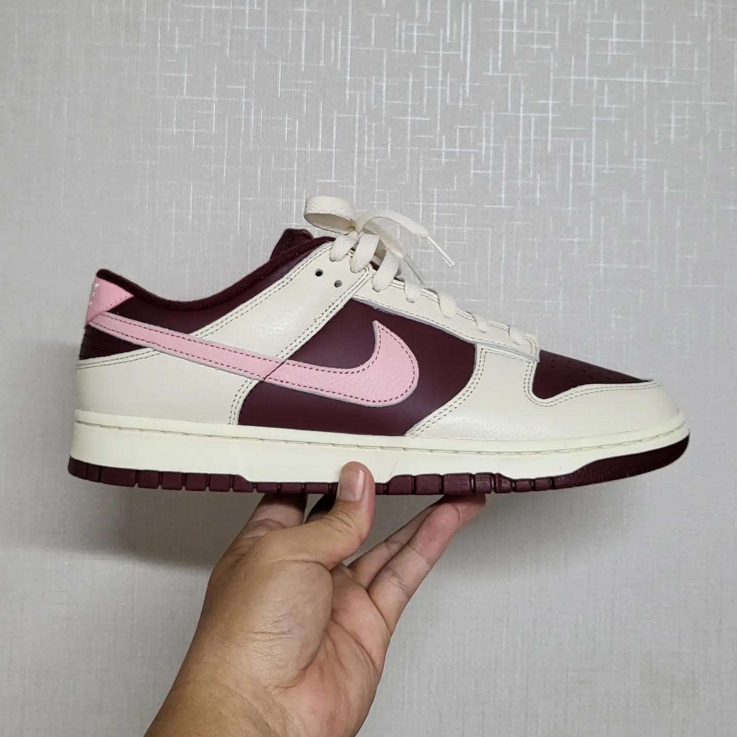 NIke Dunk Low Retro Night Maroon and Medium Soft Pink 착용 스타일 - 2