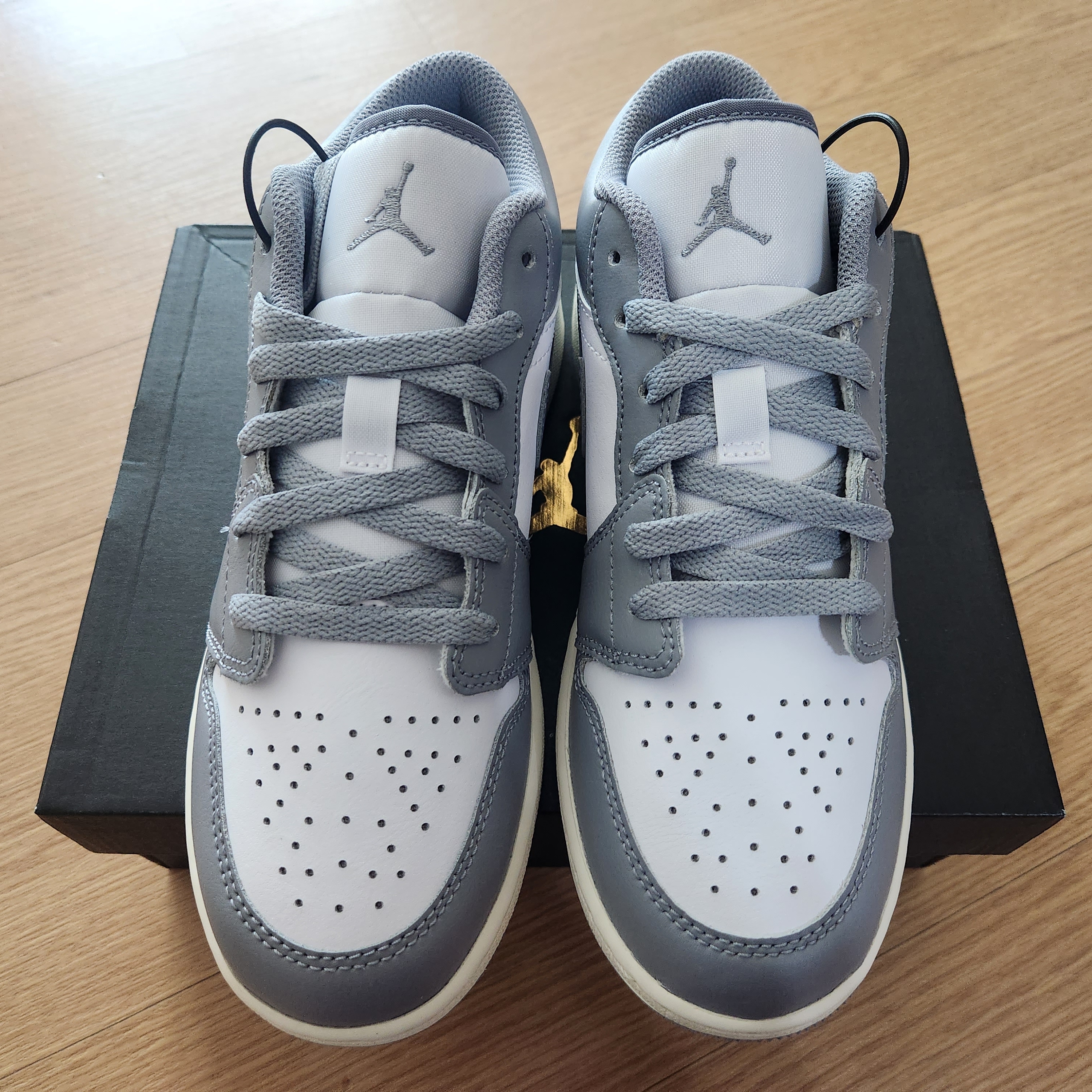 (GS) Jordan 1 Low Stealth and White 착용 스타일 - 1