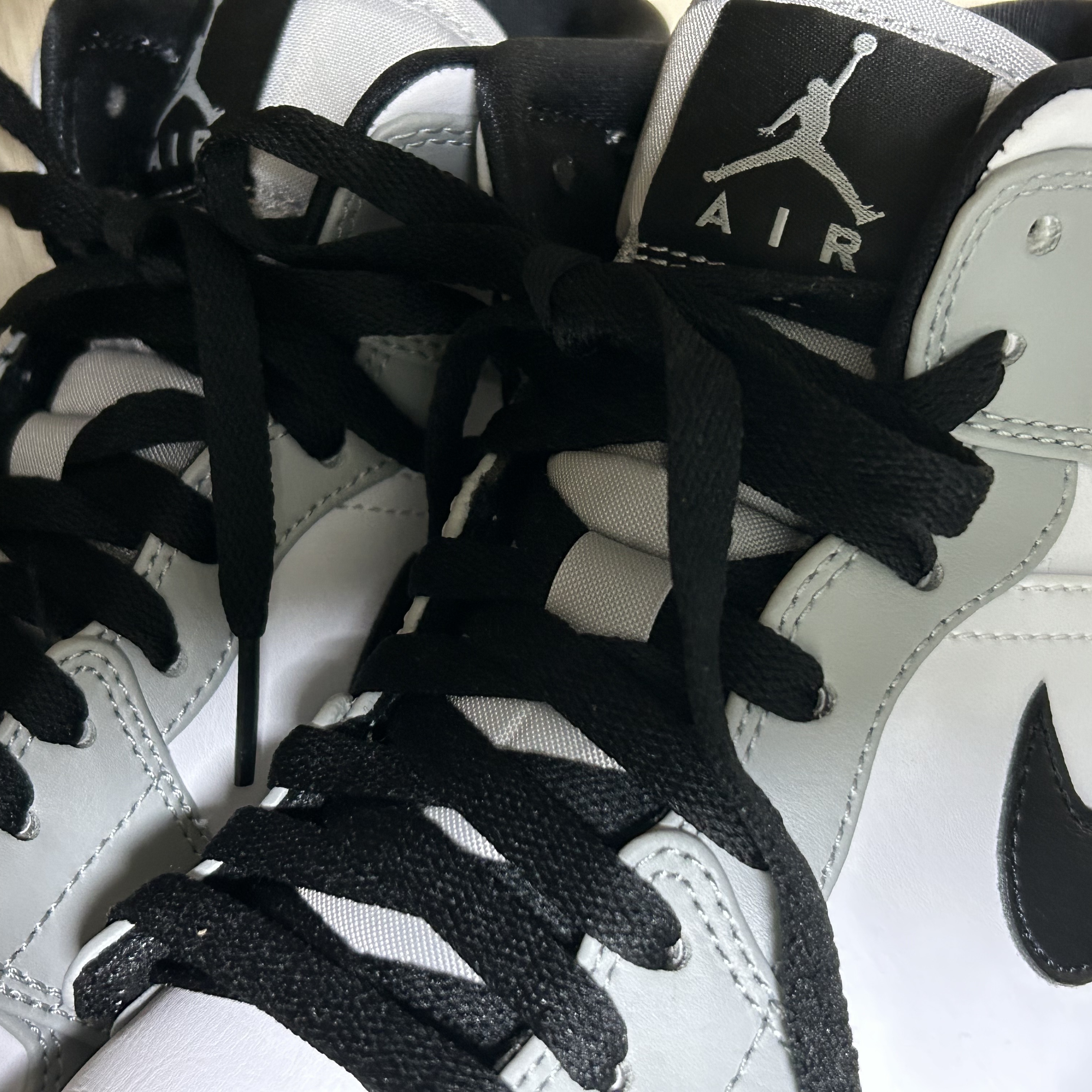 Jordan 1 Mid Light Smoke Grey 착용 스타일 - 2