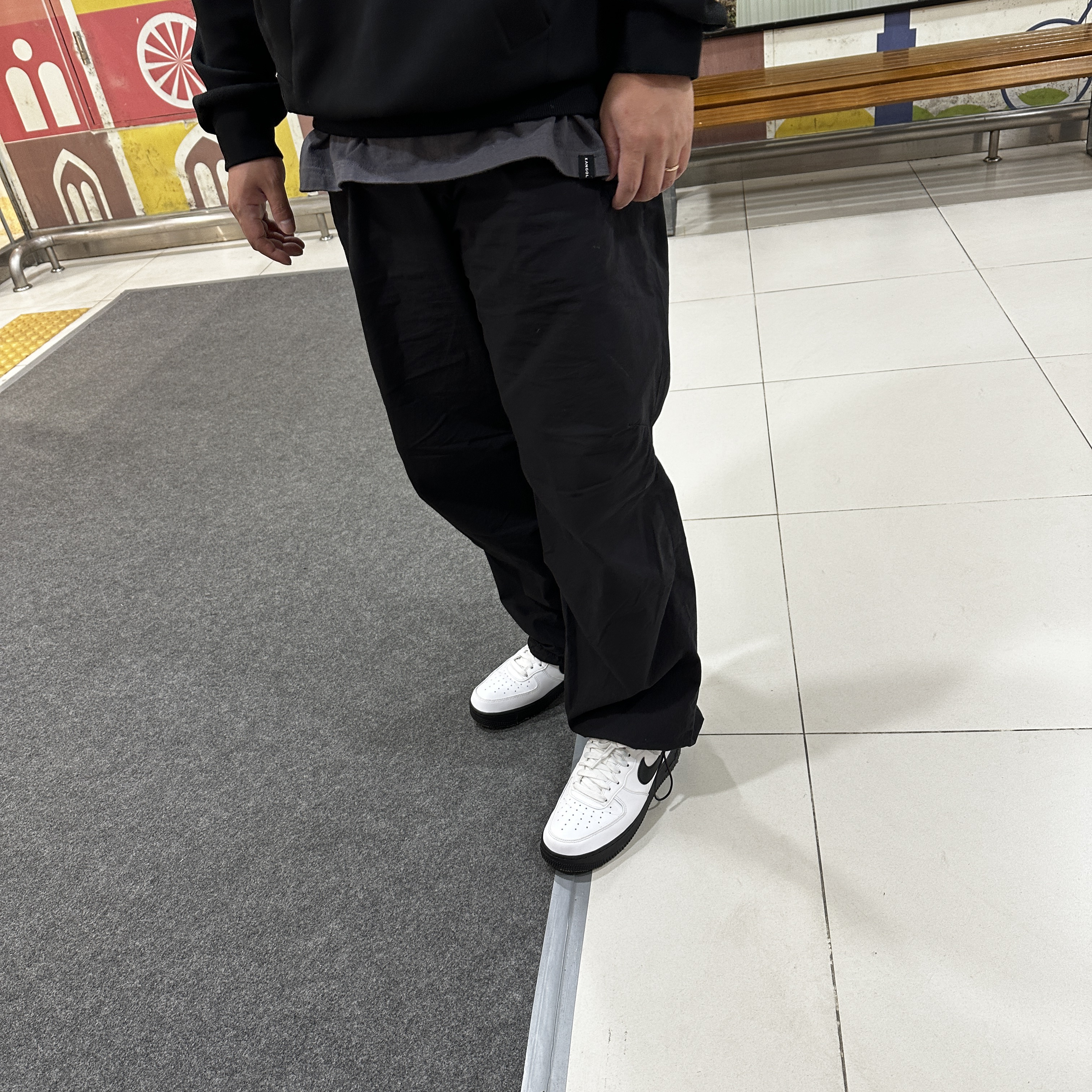 Nike Air Force 1 Low White Black Midsole 착용 스타일 - 1