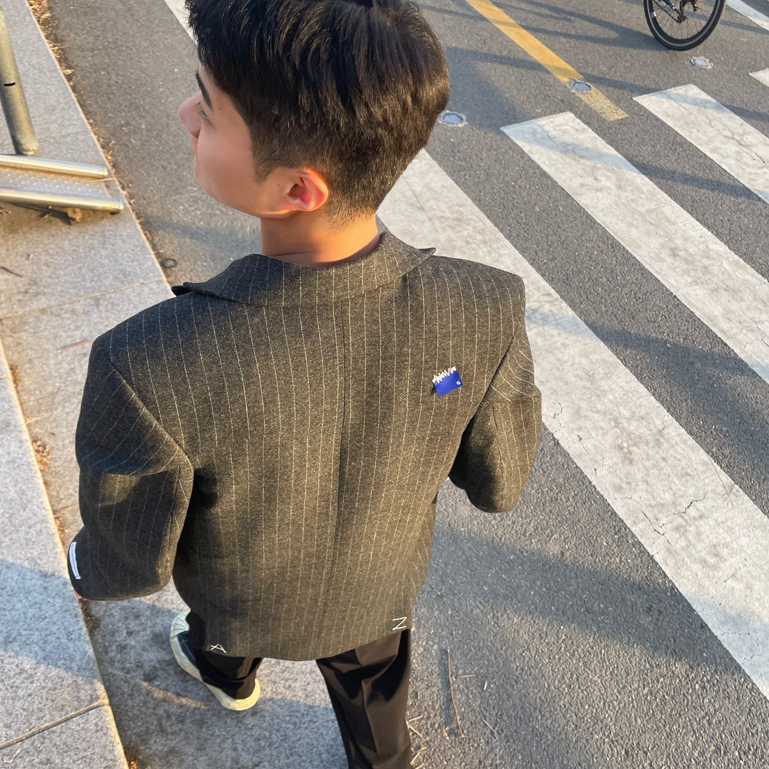 Zara x Ader Error Striped Oversize Blazer Grey, Maison Mihara Yasuhiro Blakey OG Sole Distressed Canvas Low-top Sneakers Black 착용 스타일 - 4