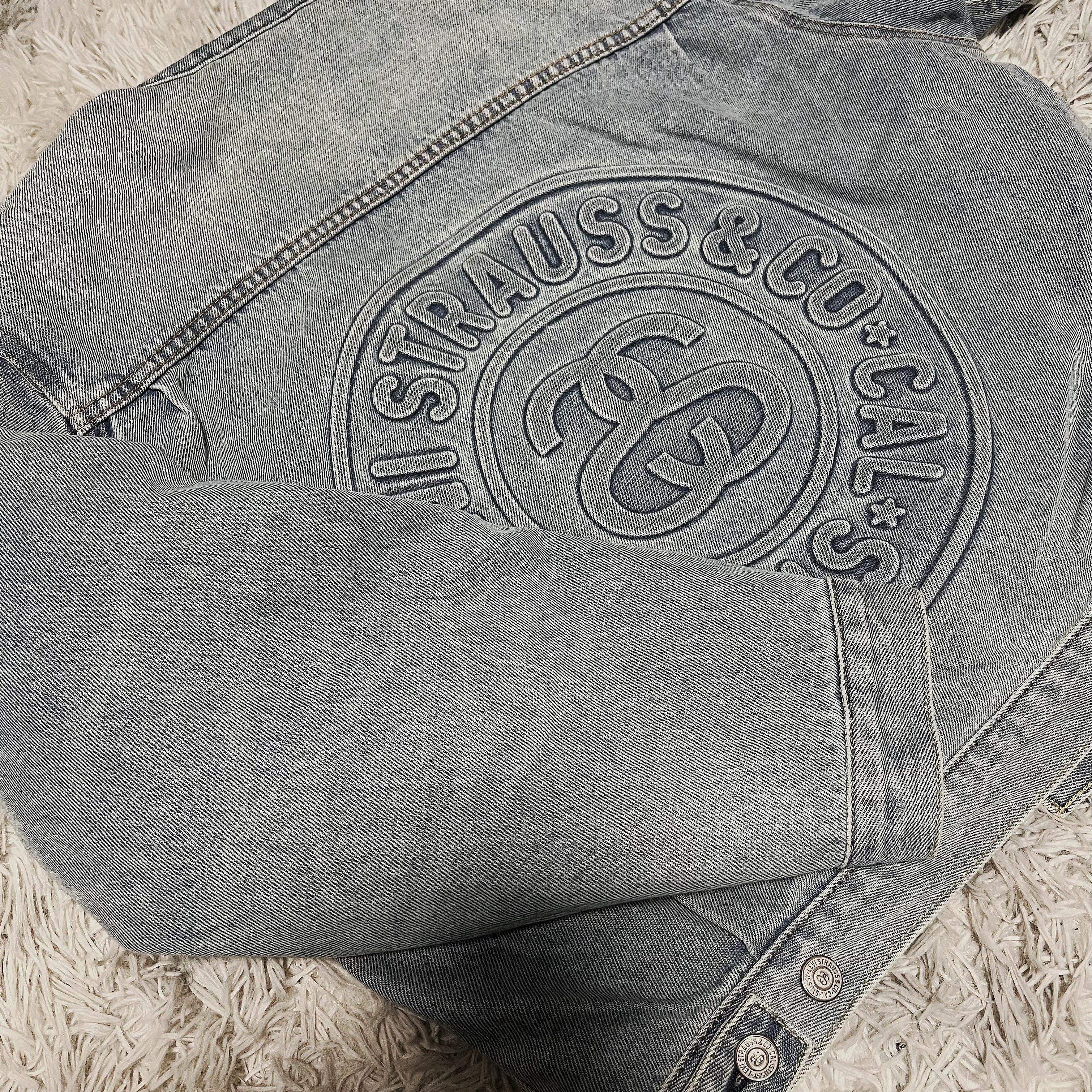 Stussy x Levi's Embossed Trucker Jacket Indigo 착용 스타일 - 2