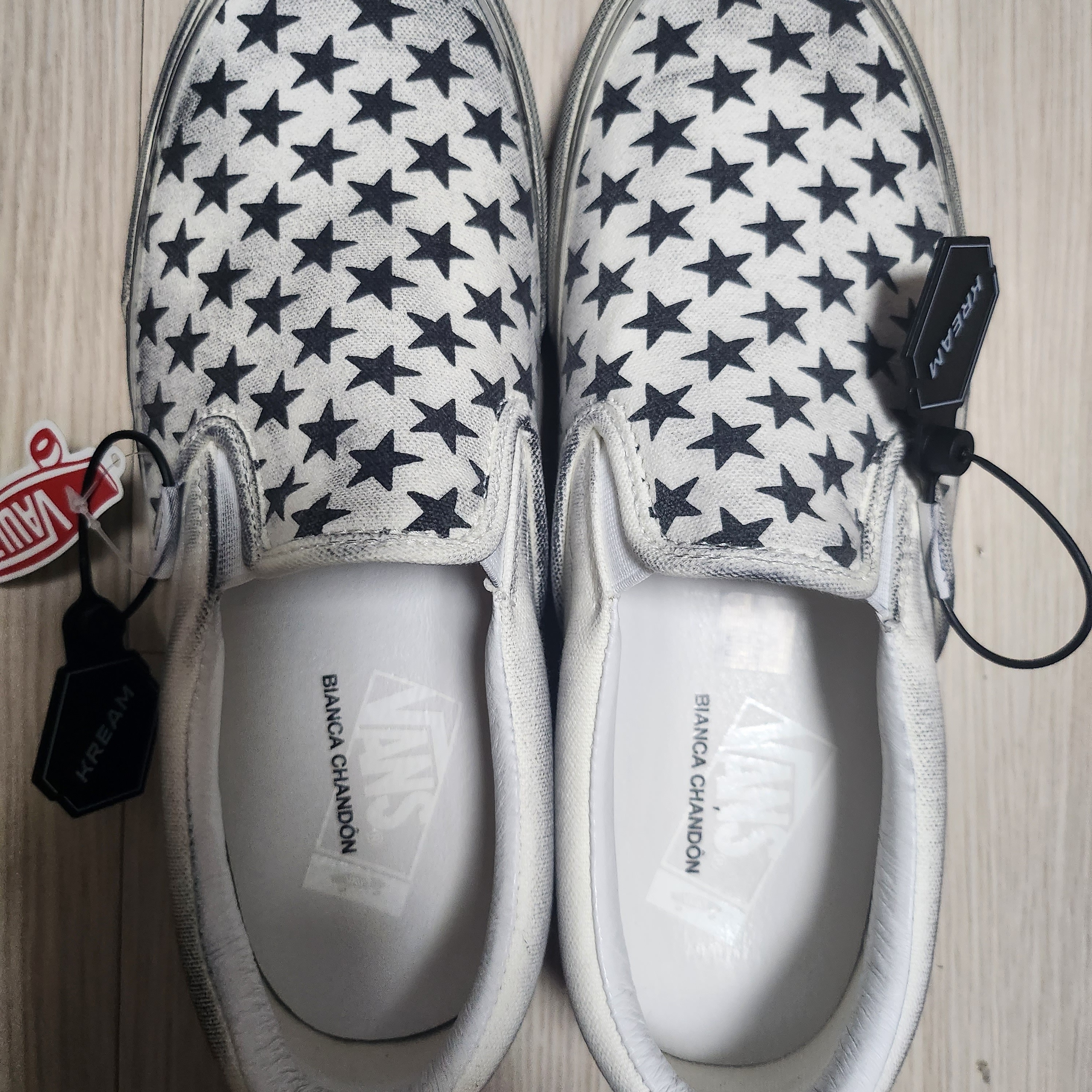 Vans Vault x Bianca Chandon Classic Slip-On LX Stressed Black White 착용 스타일 - 4
