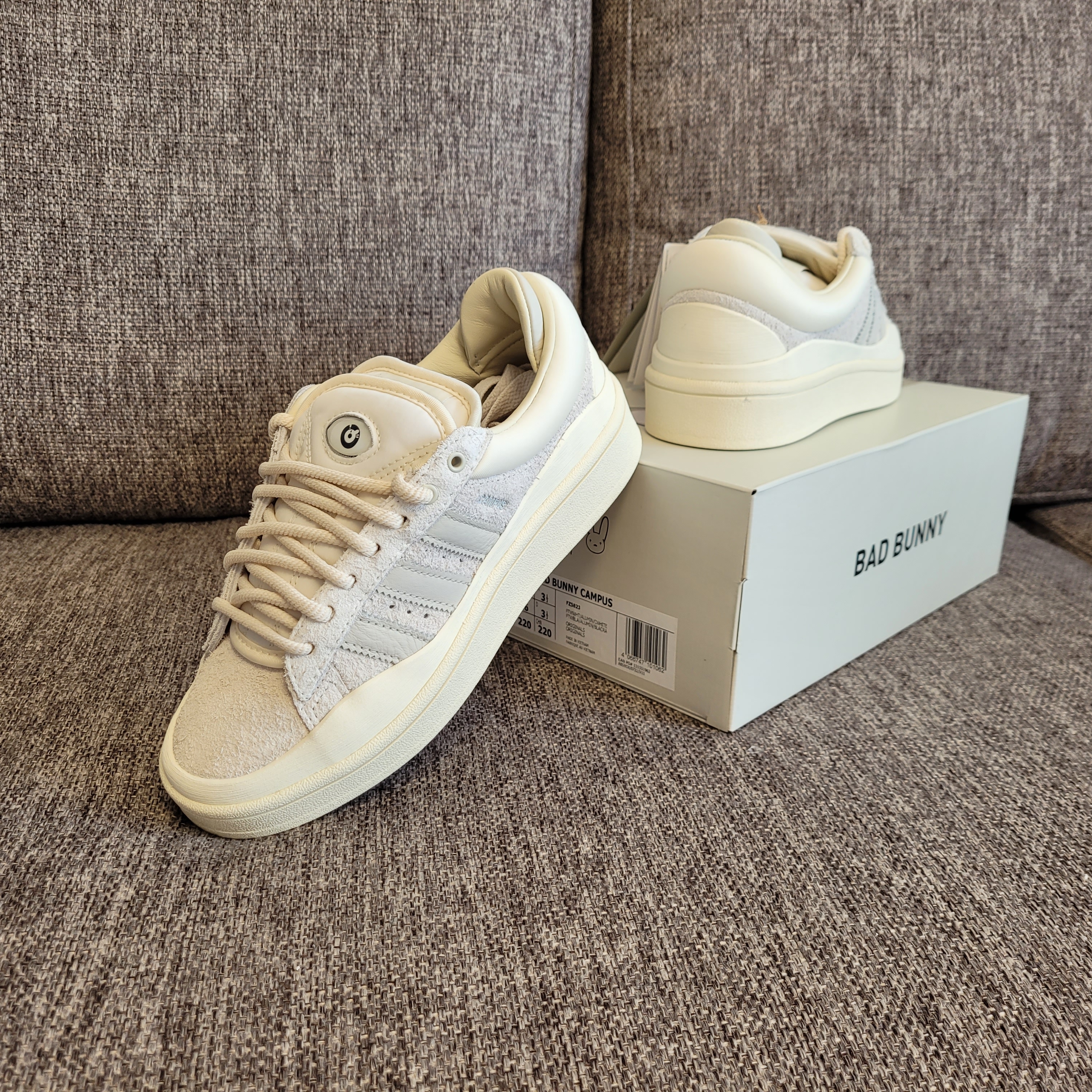 Adidas x Bad Bunny Campus Light Cloud White 착용 스타일 - 3