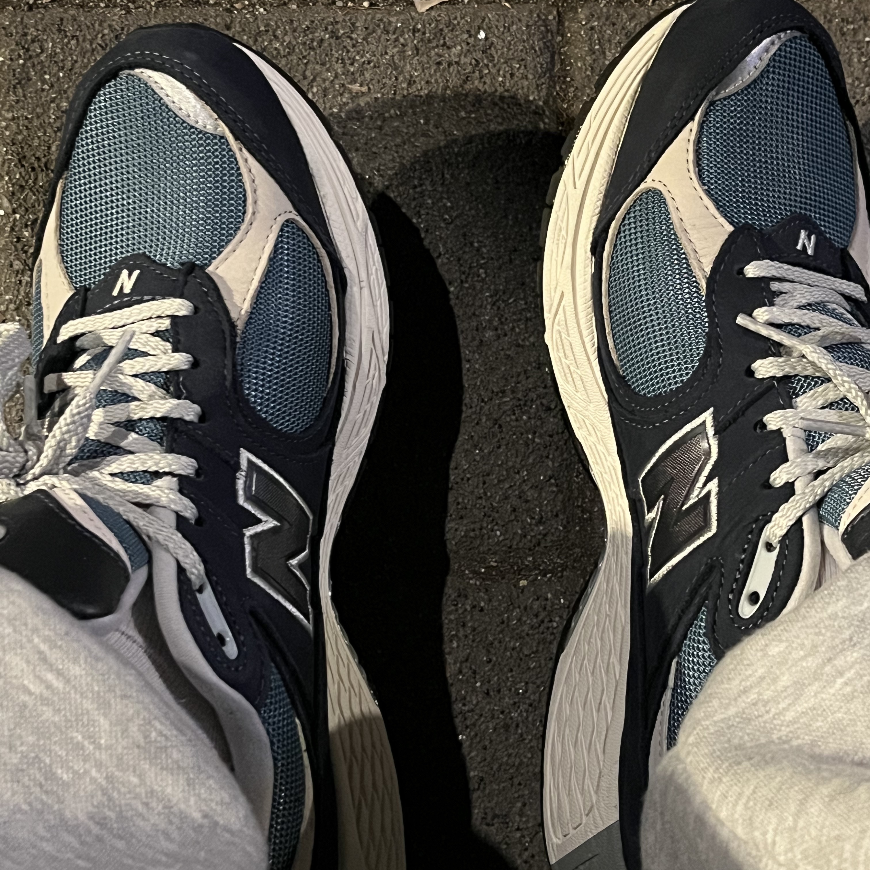 New Balance 2002R Dark Navy 착용 스타일 - 1