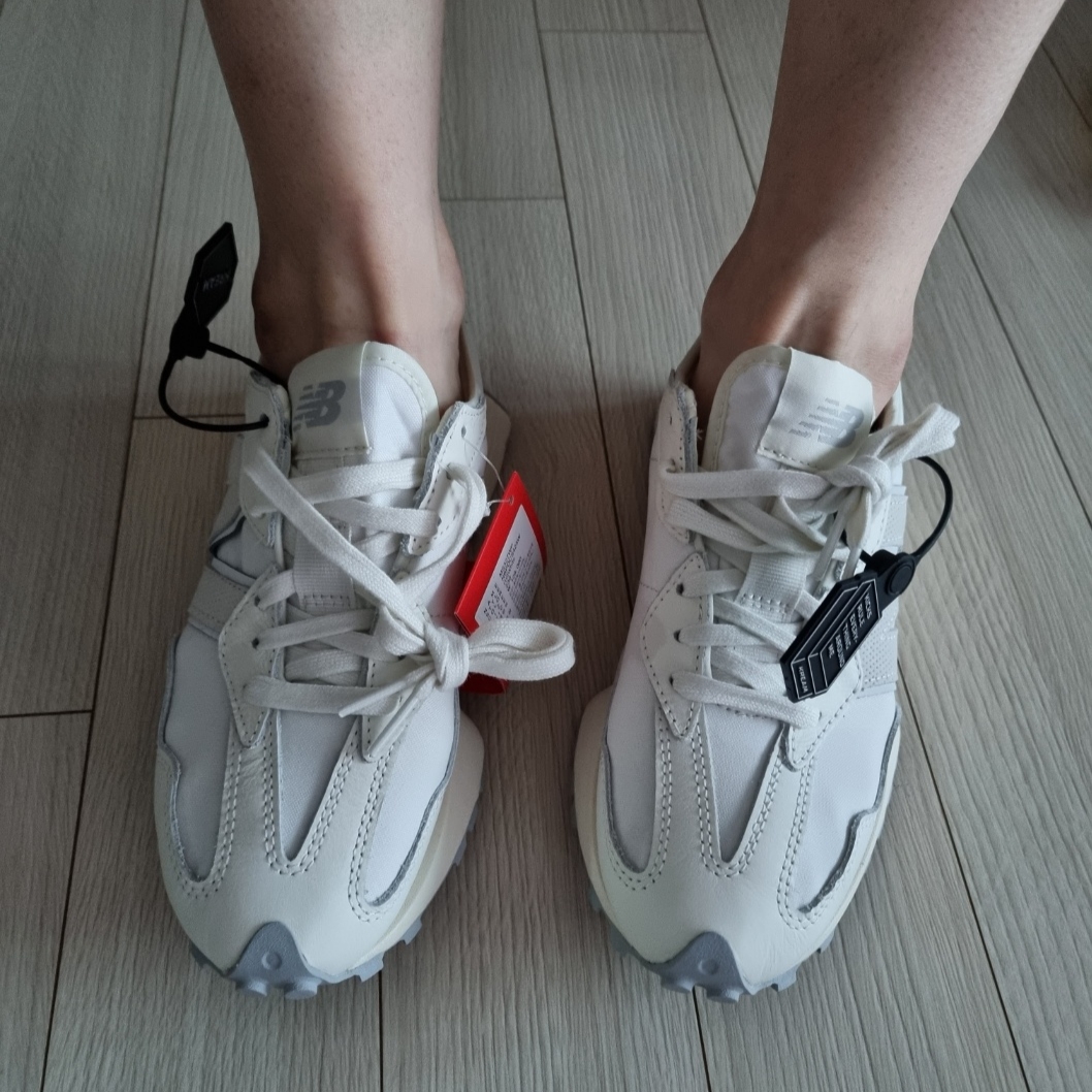 New Balance 327 Shifted White Pack 착용 스타일