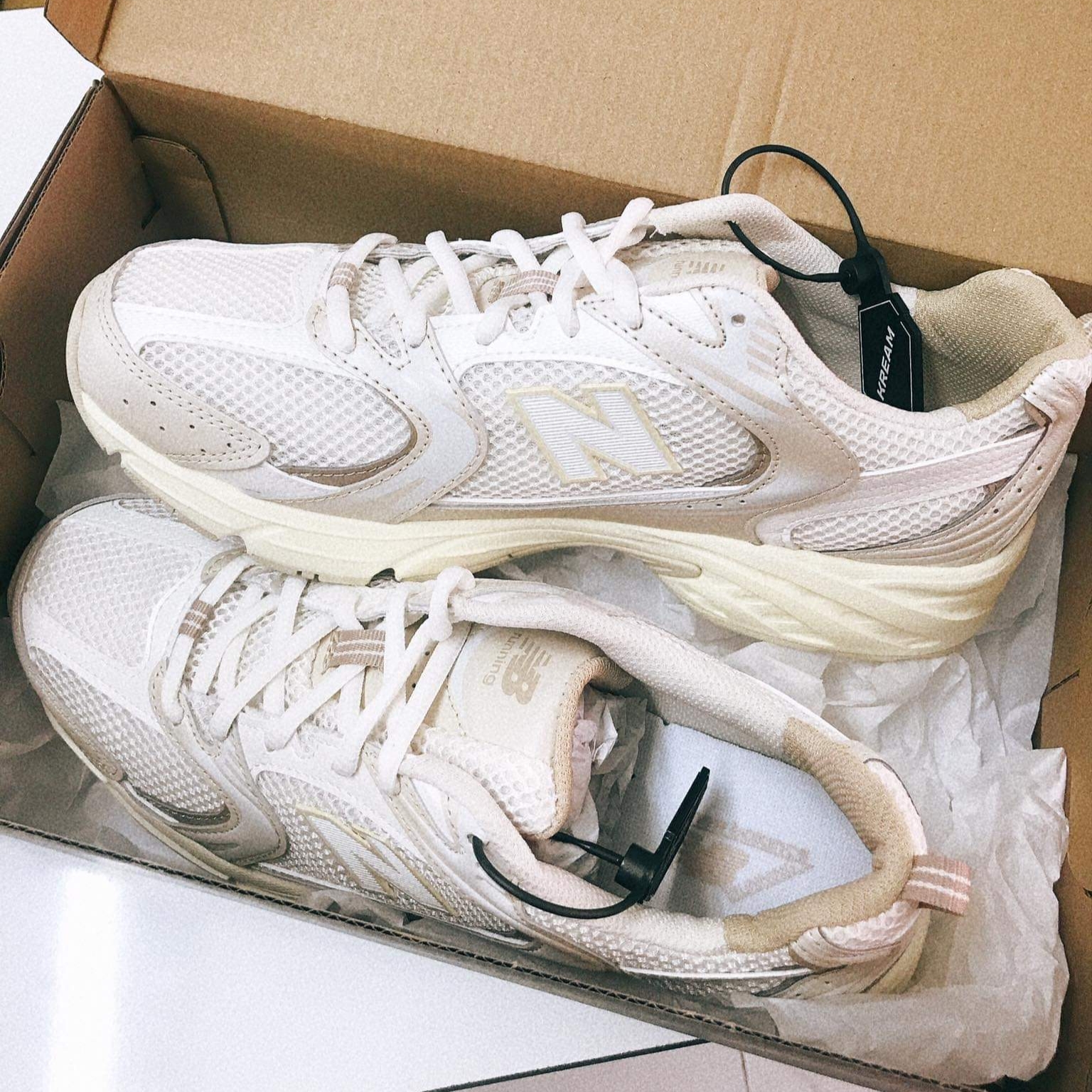 New Balance 530 Beige Angora 착용 스타일