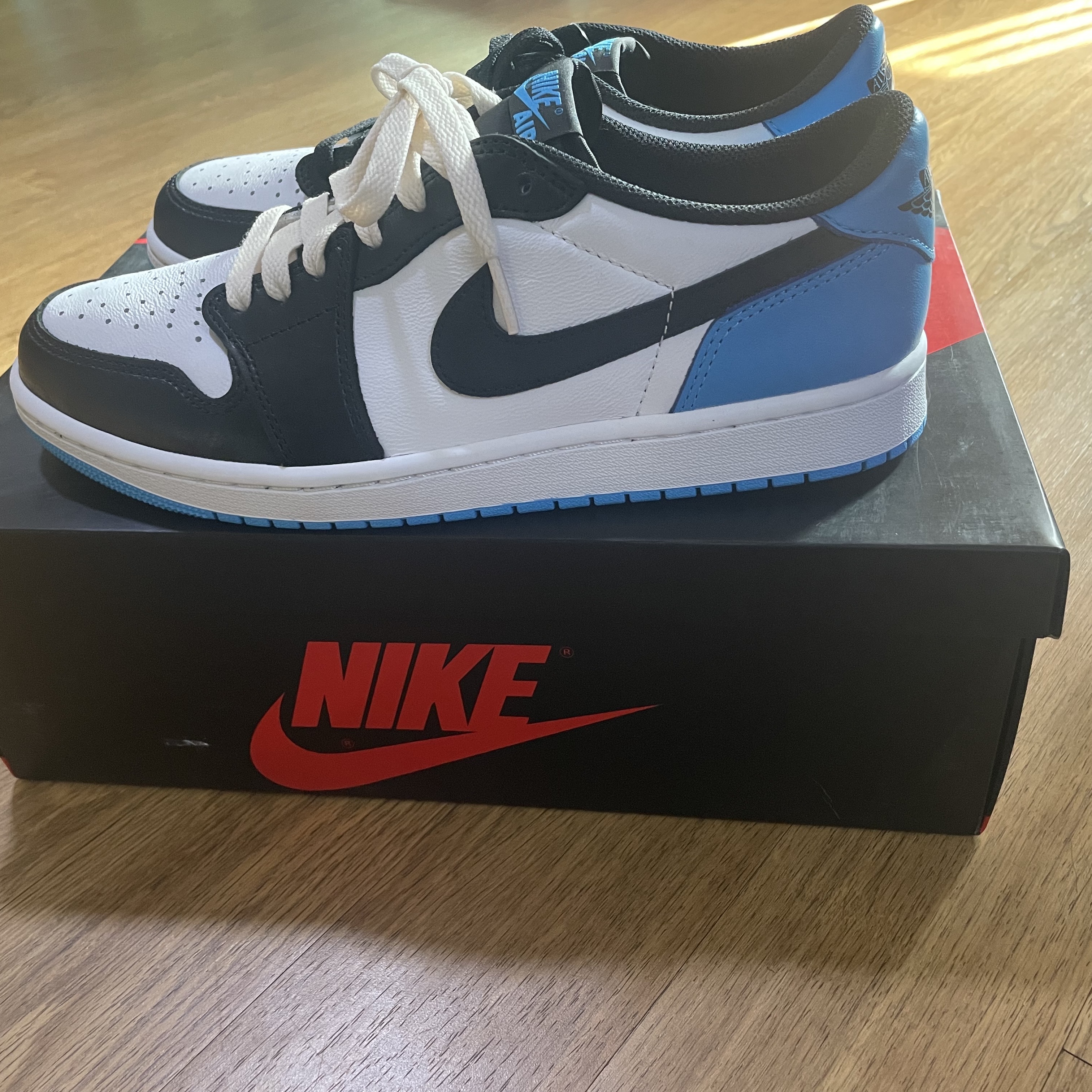 Jordan 1 Retro Low OG Black and Dark Powder Blue 착용 스타일