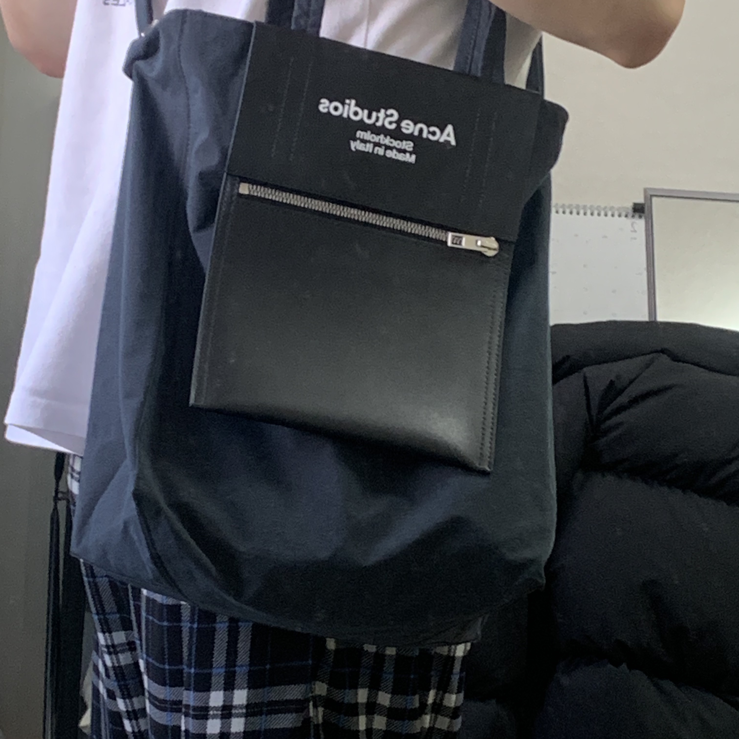 Acne Studios Baker Out Medium Tote Bag Black 착용 스타일