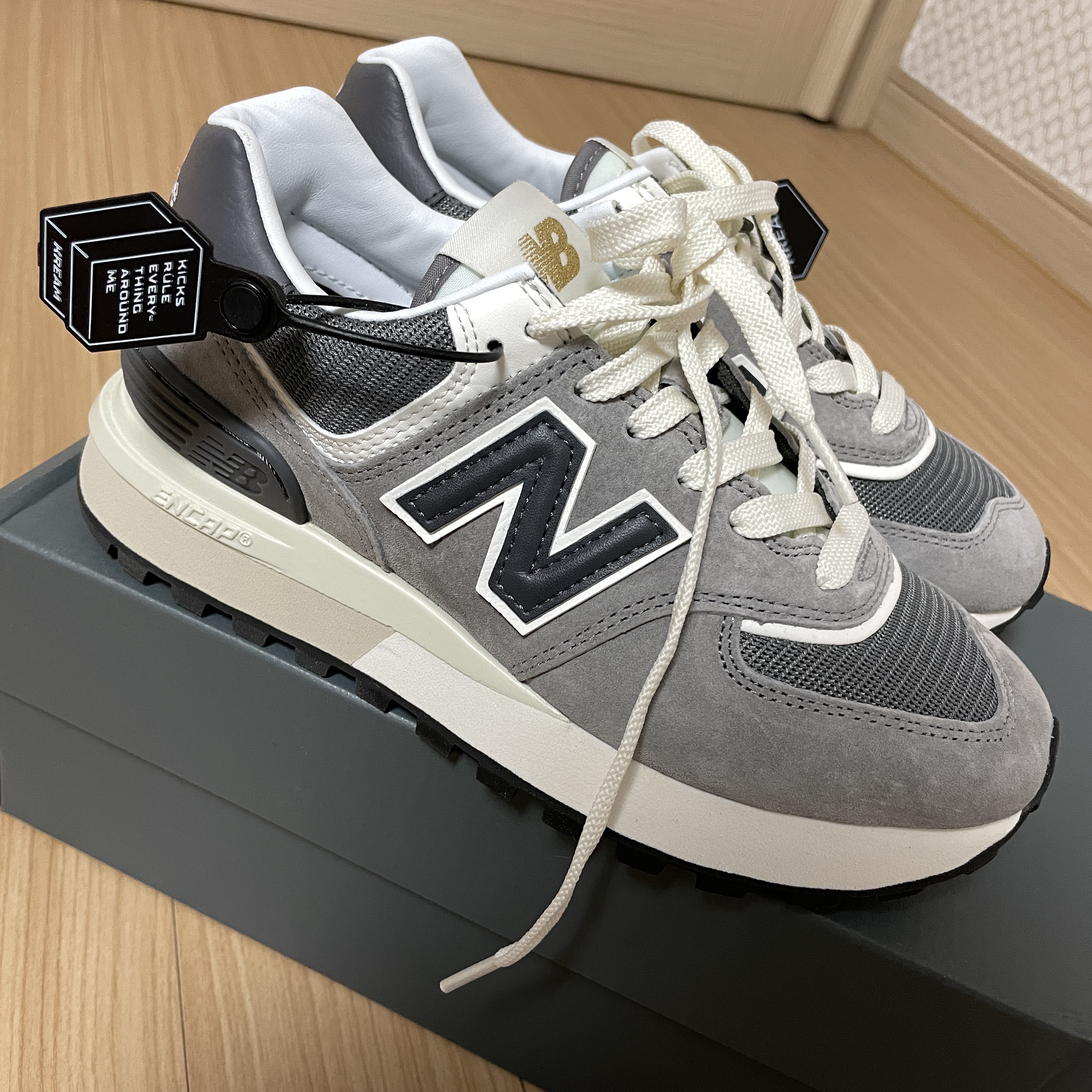 New Balance 574 Legacy Grey 착용 스타일 - 2