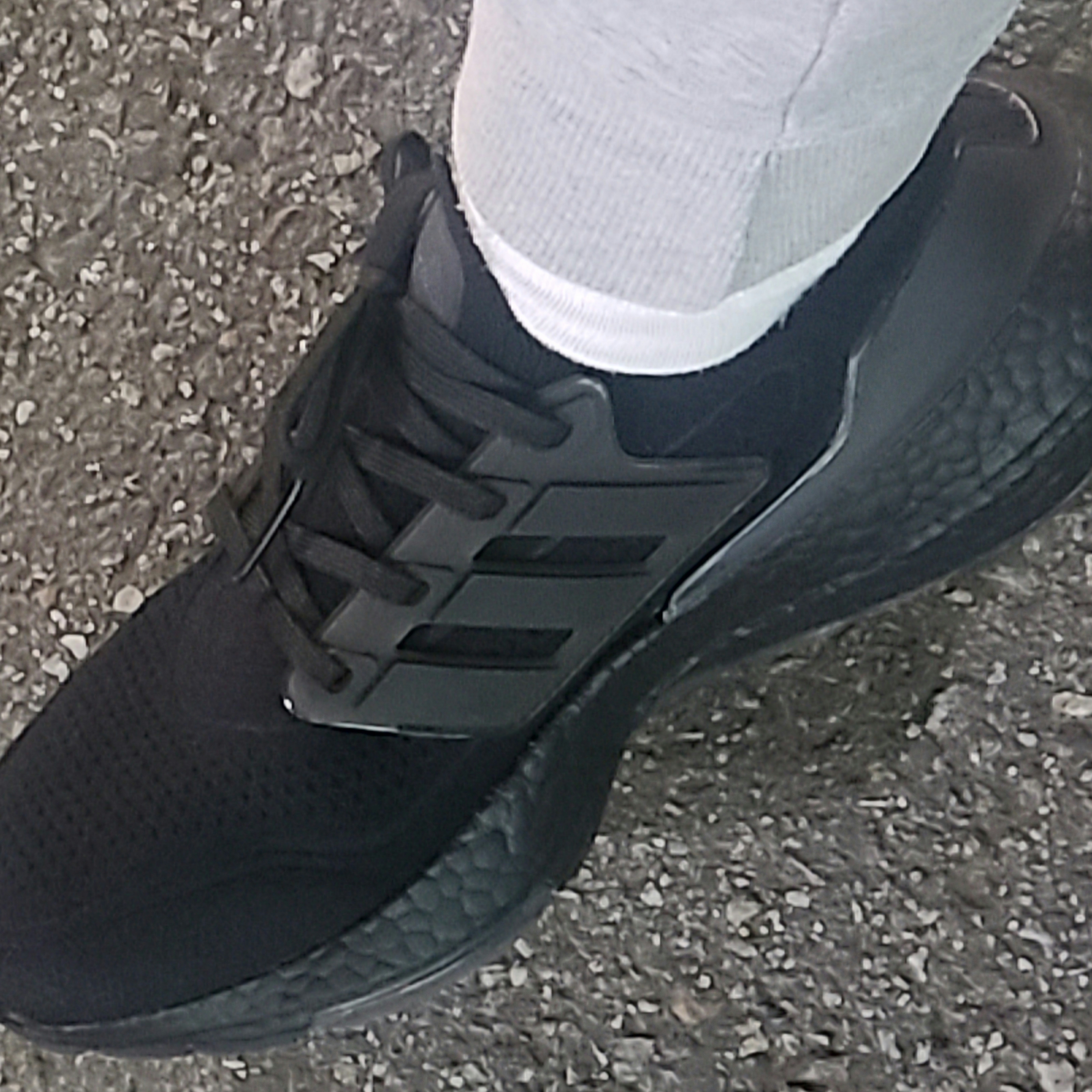 Adidas Ultraboost 21 Triple Black 착용 스타일