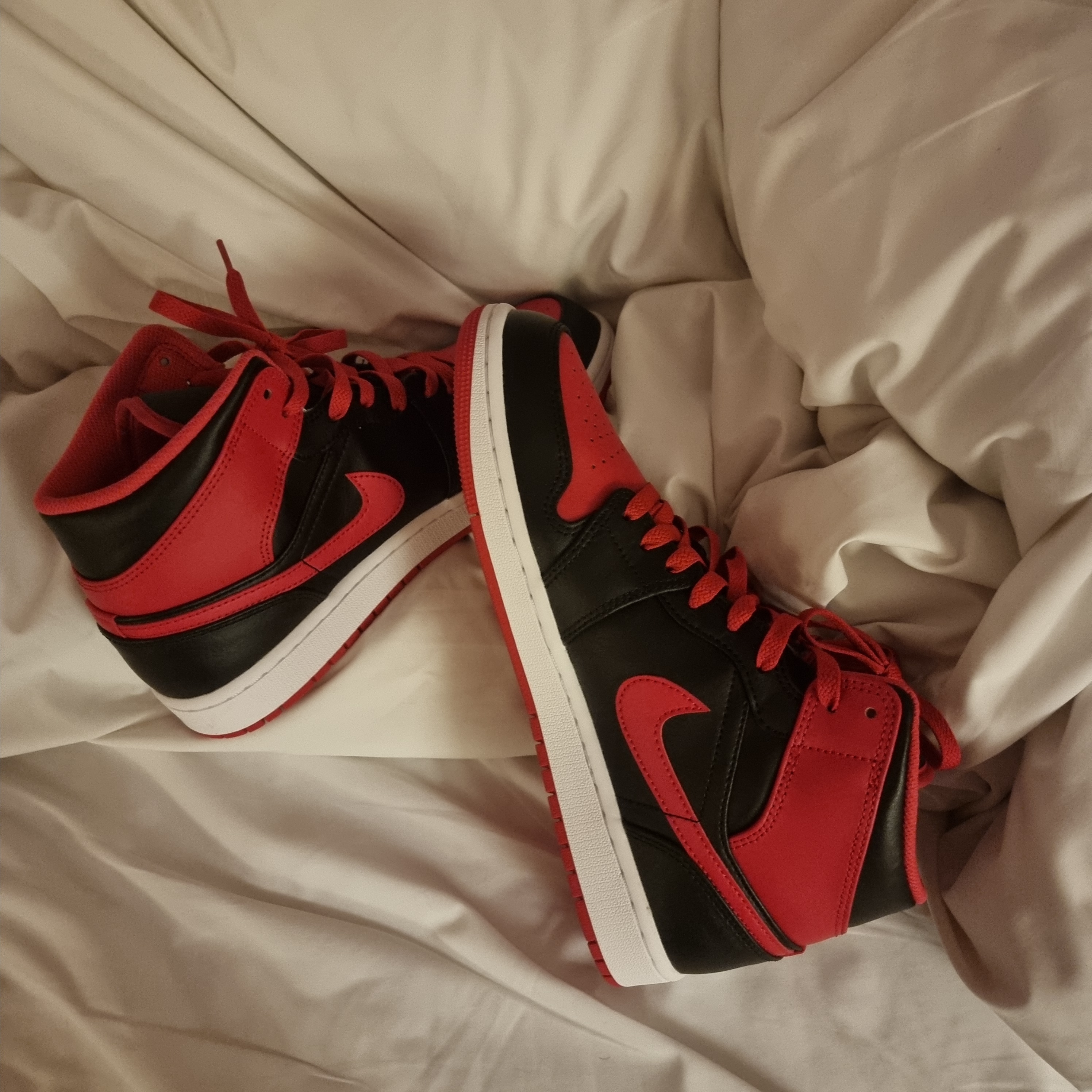 Jordan 1 Mid Black Fire Red 착용 스타일