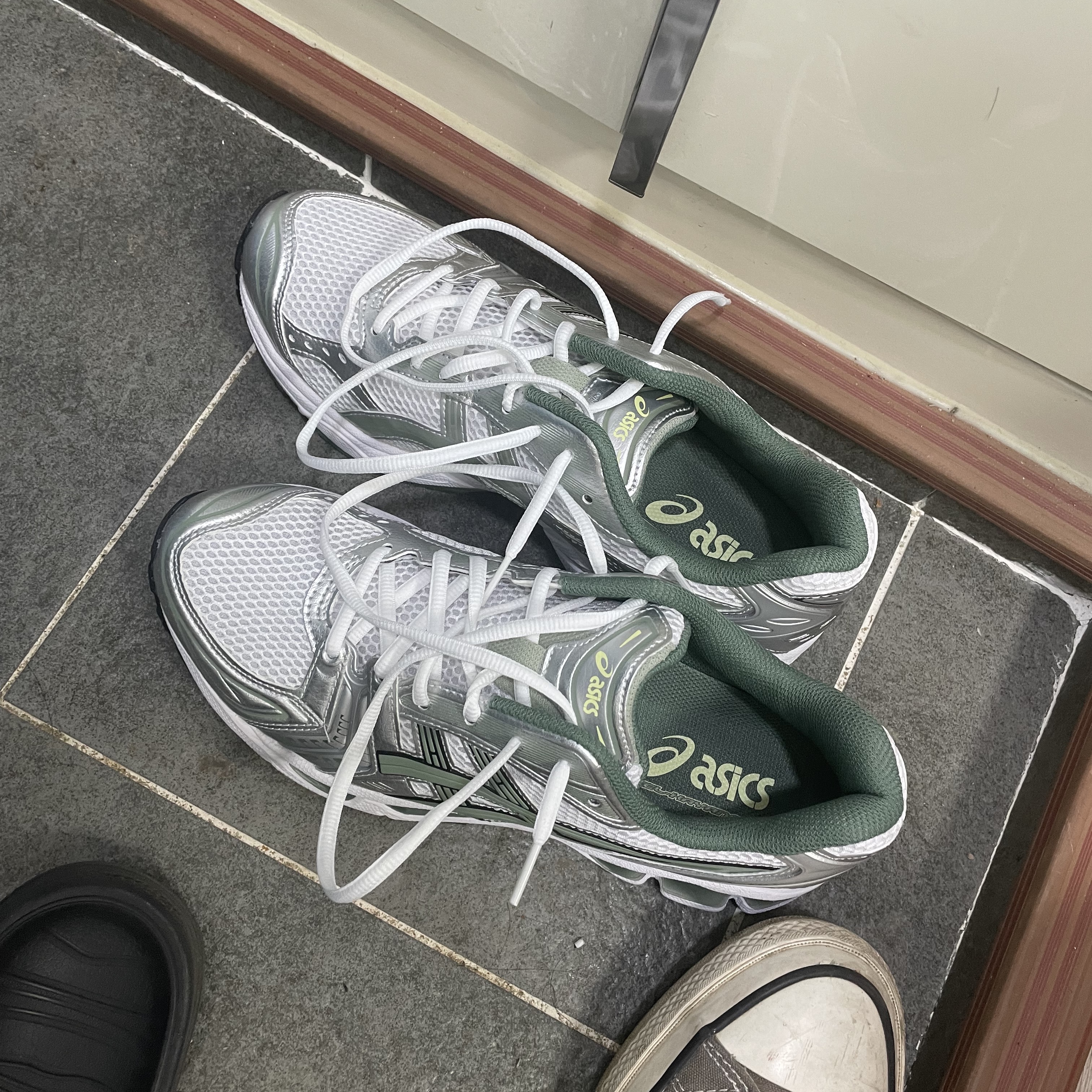 Asics Gel-Kayano 14 White Slate Grey 착용 스타일
