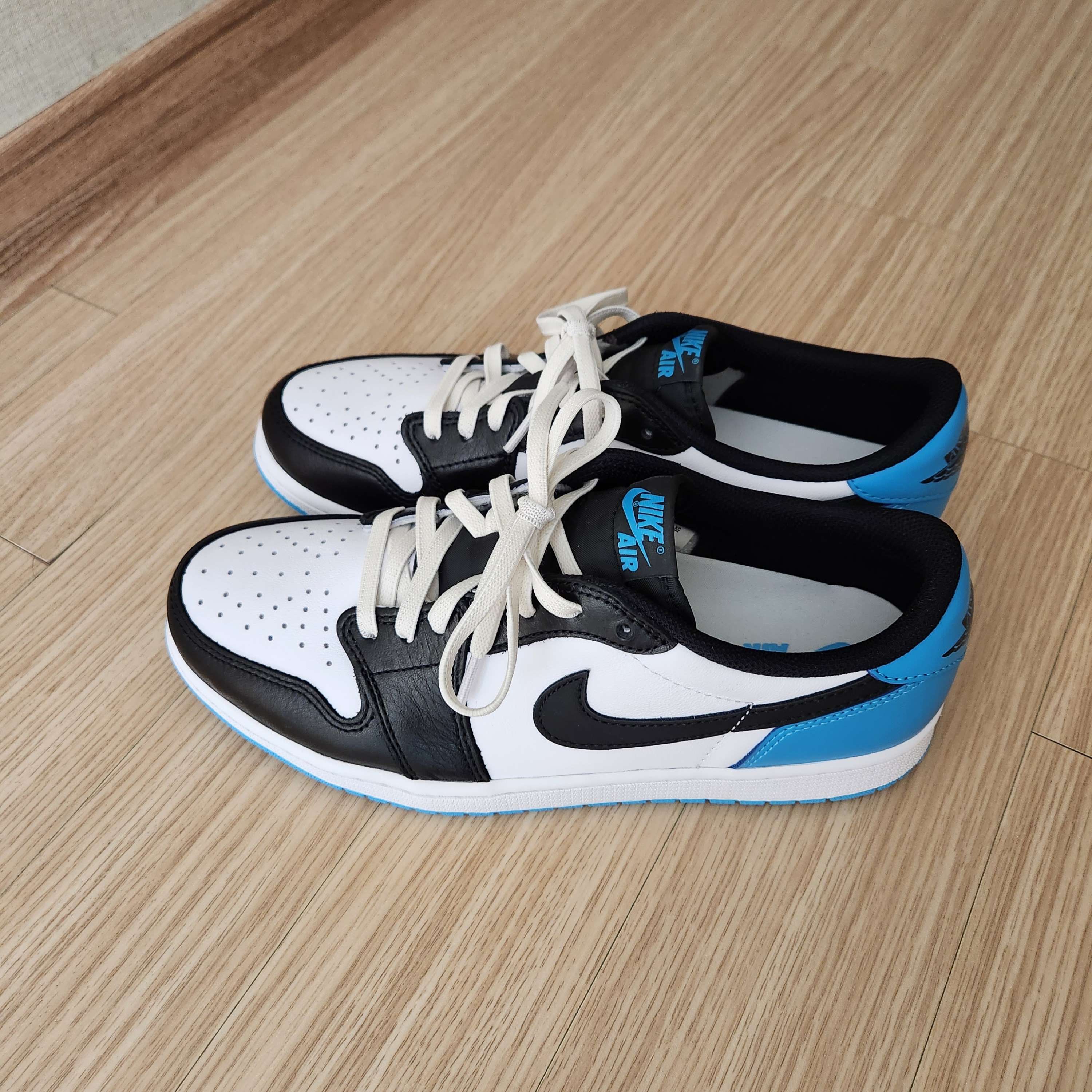 Jordan 1 Retro Low OG Black and Dark Powder Blue 착용 스타일 - 3