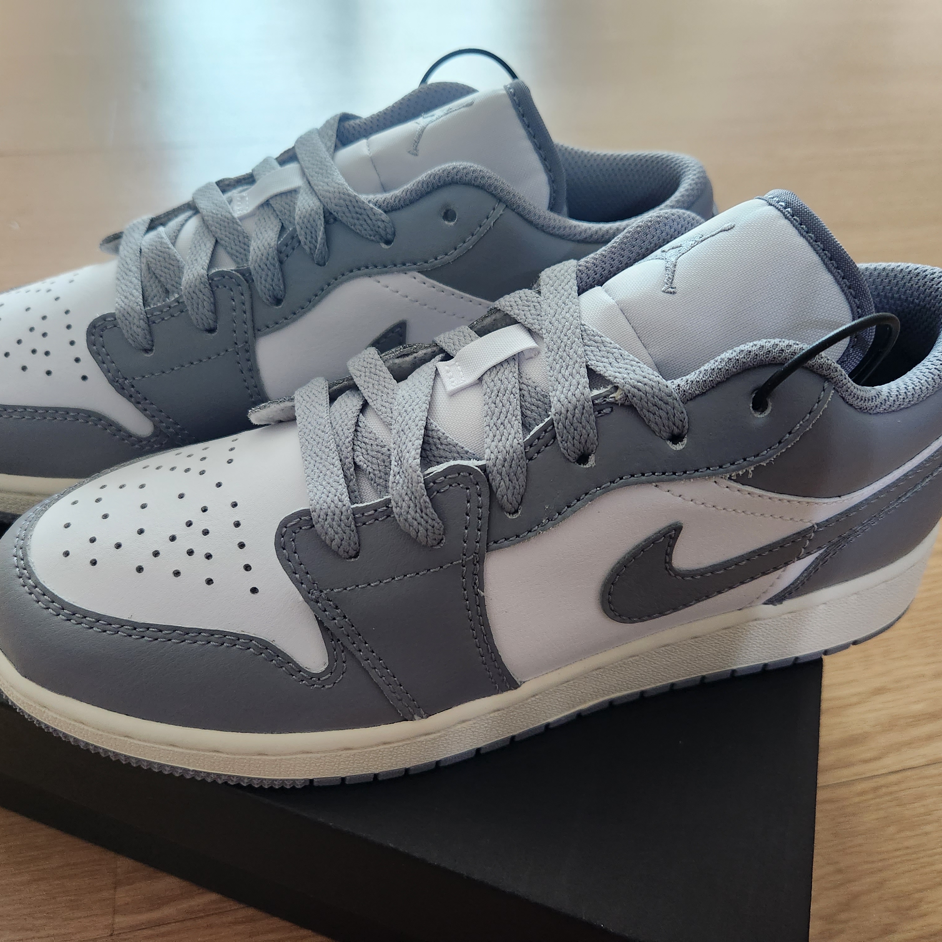 (GS) Jordan 1 Low Stealth and White 착용 스타일 - 2