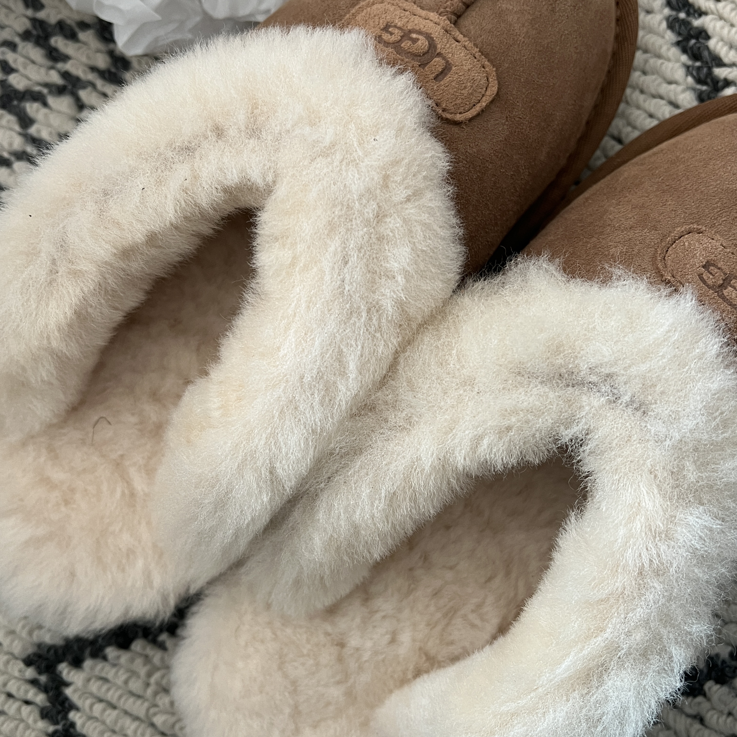 (W) UGG Coquette Slipper Chestnut 착용 스타일 - 2