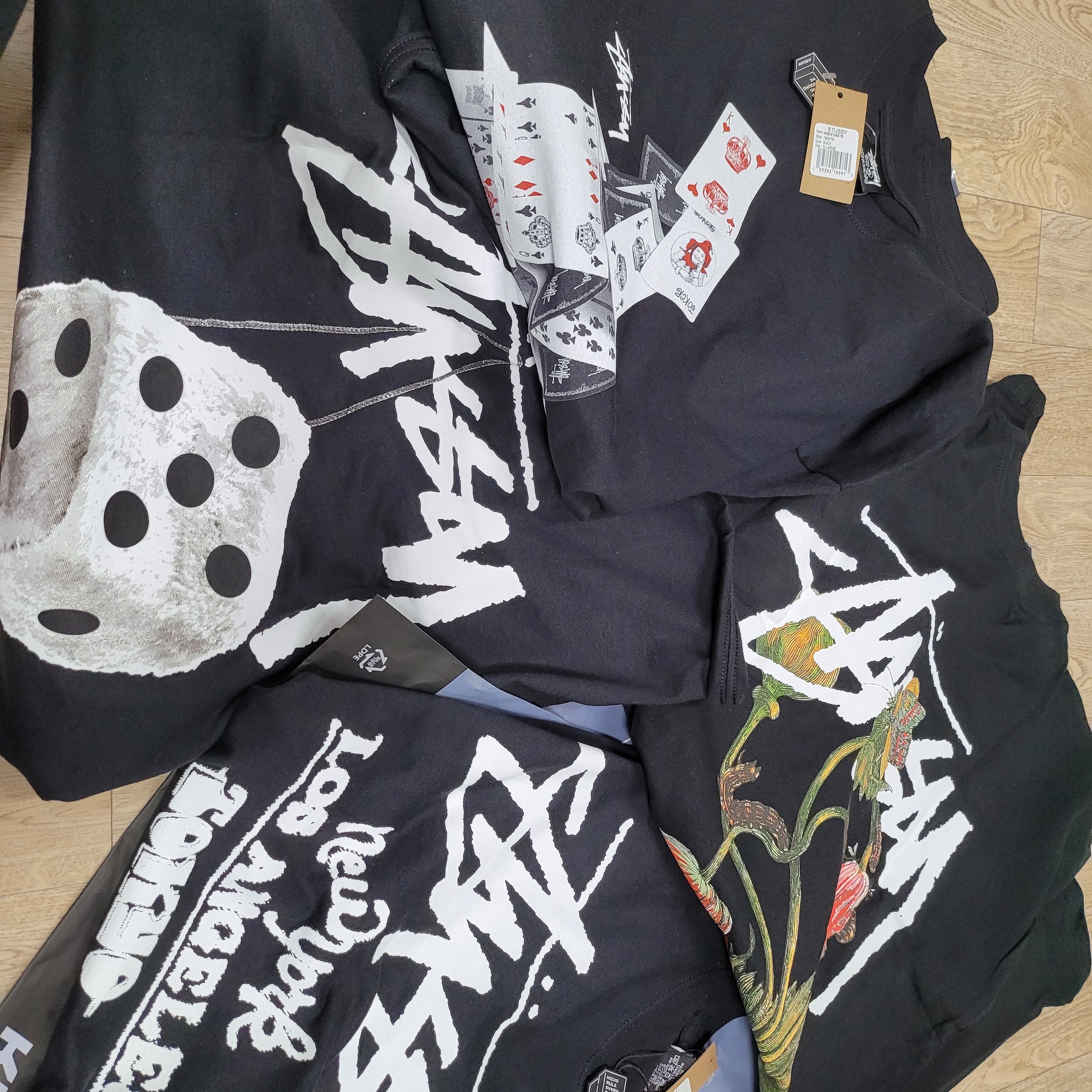 Stussy Withered Flower T-Shirt Black, Stussy Fuzzy Dice T-Shirt Black 착용 스타일 - 1