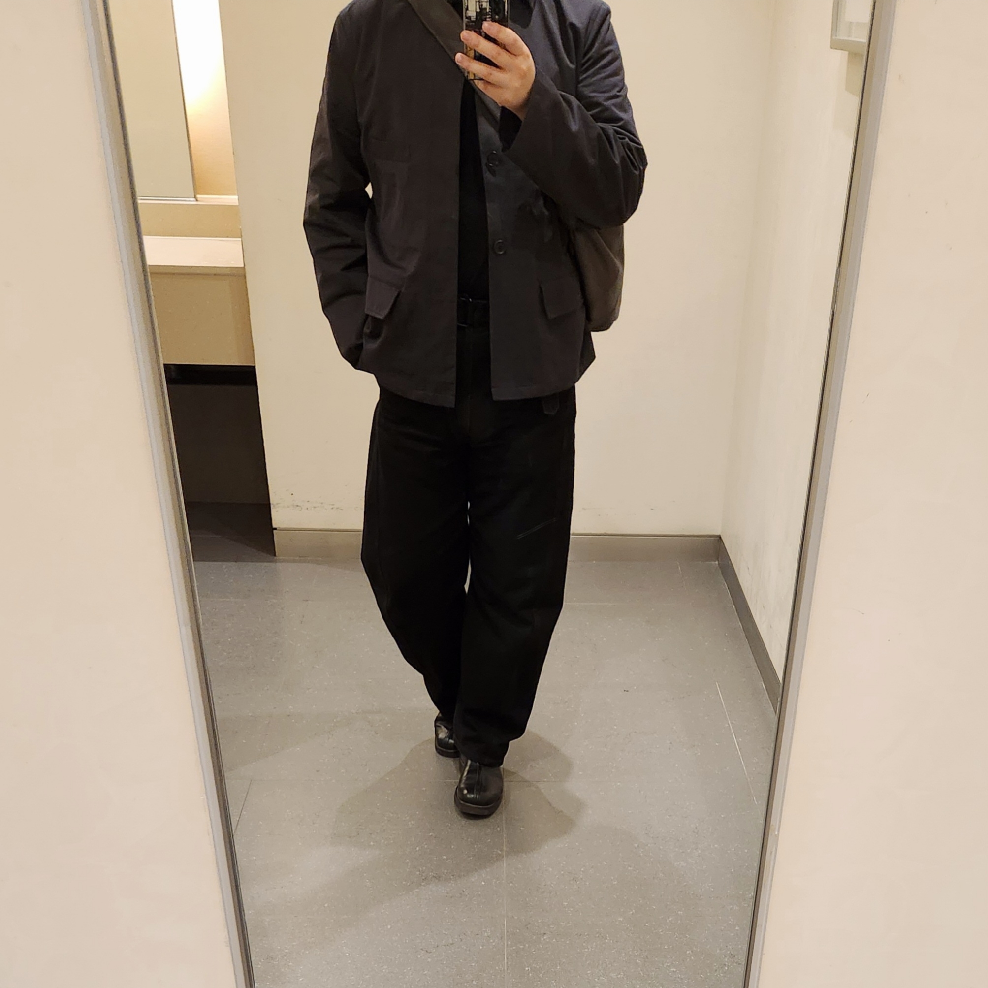 Lemaire Medium Croissant Bag Soft Grained Leather Dark Chocolate, Lemaire Twisted Belted Pants Denim Black 착용 스타일