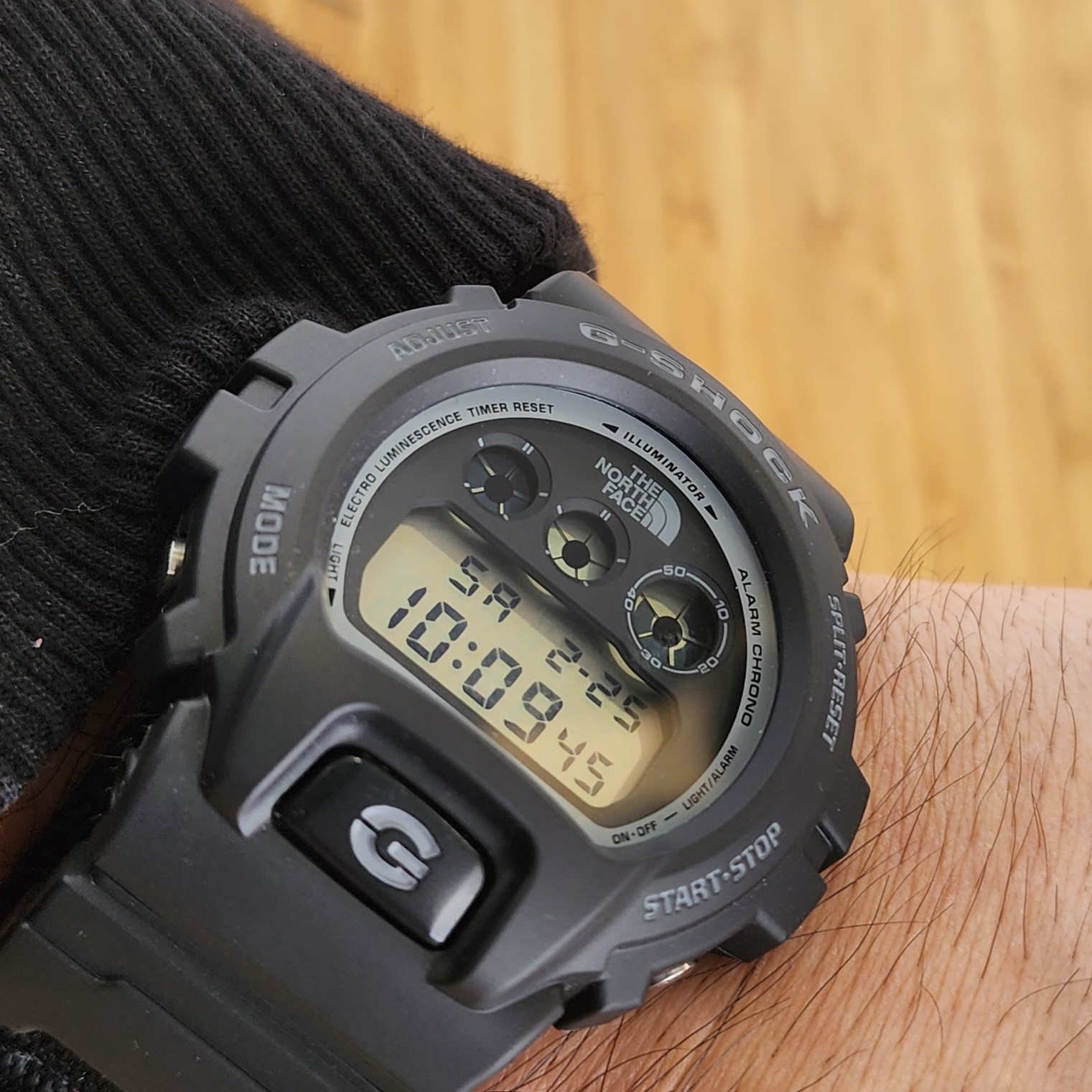 Casio G-Shock x Supreme x The North Face DW-6900 Black 착용 스타일 - 2
