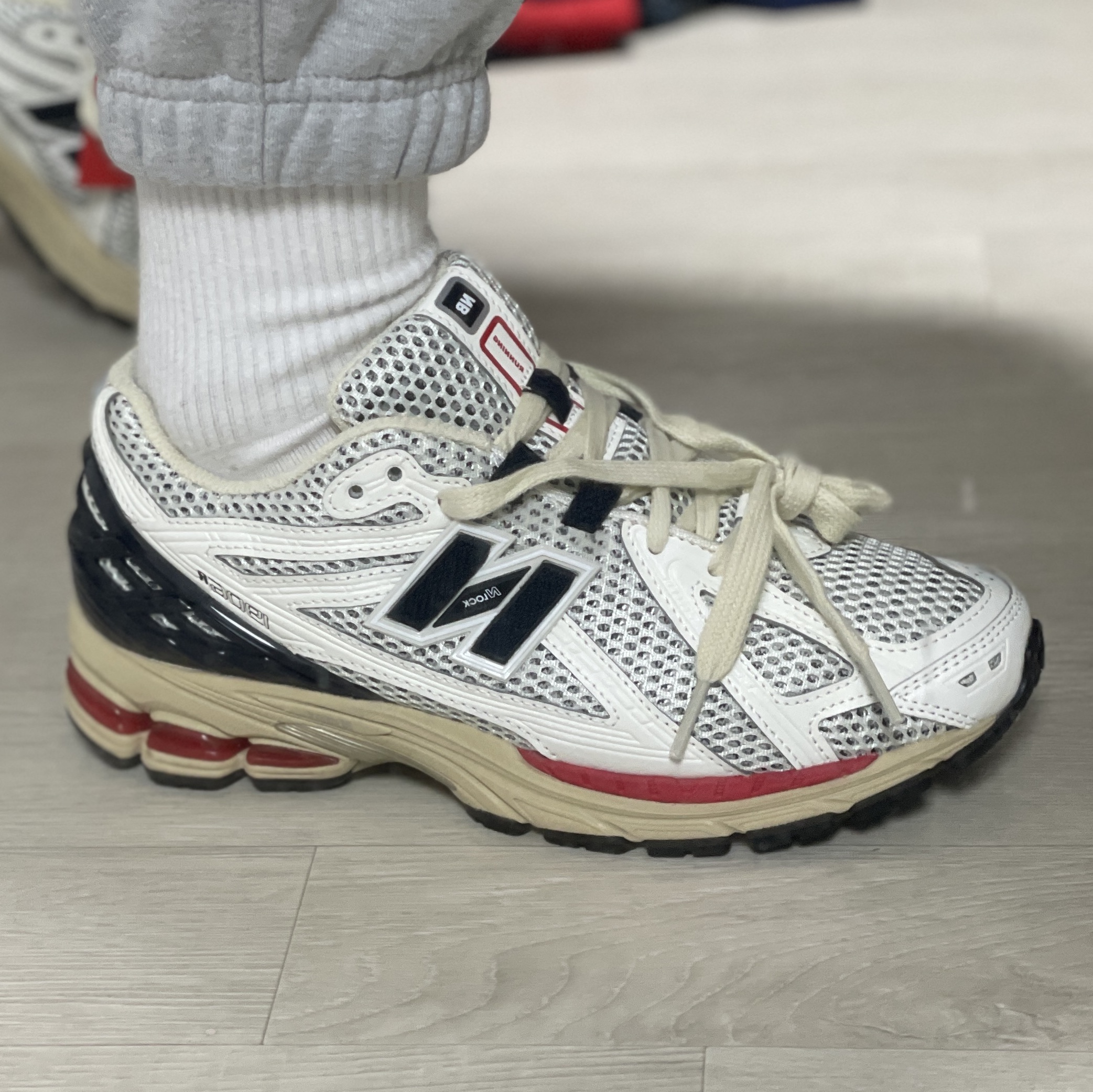 New Balance 1906R Black Red 착용 스타일