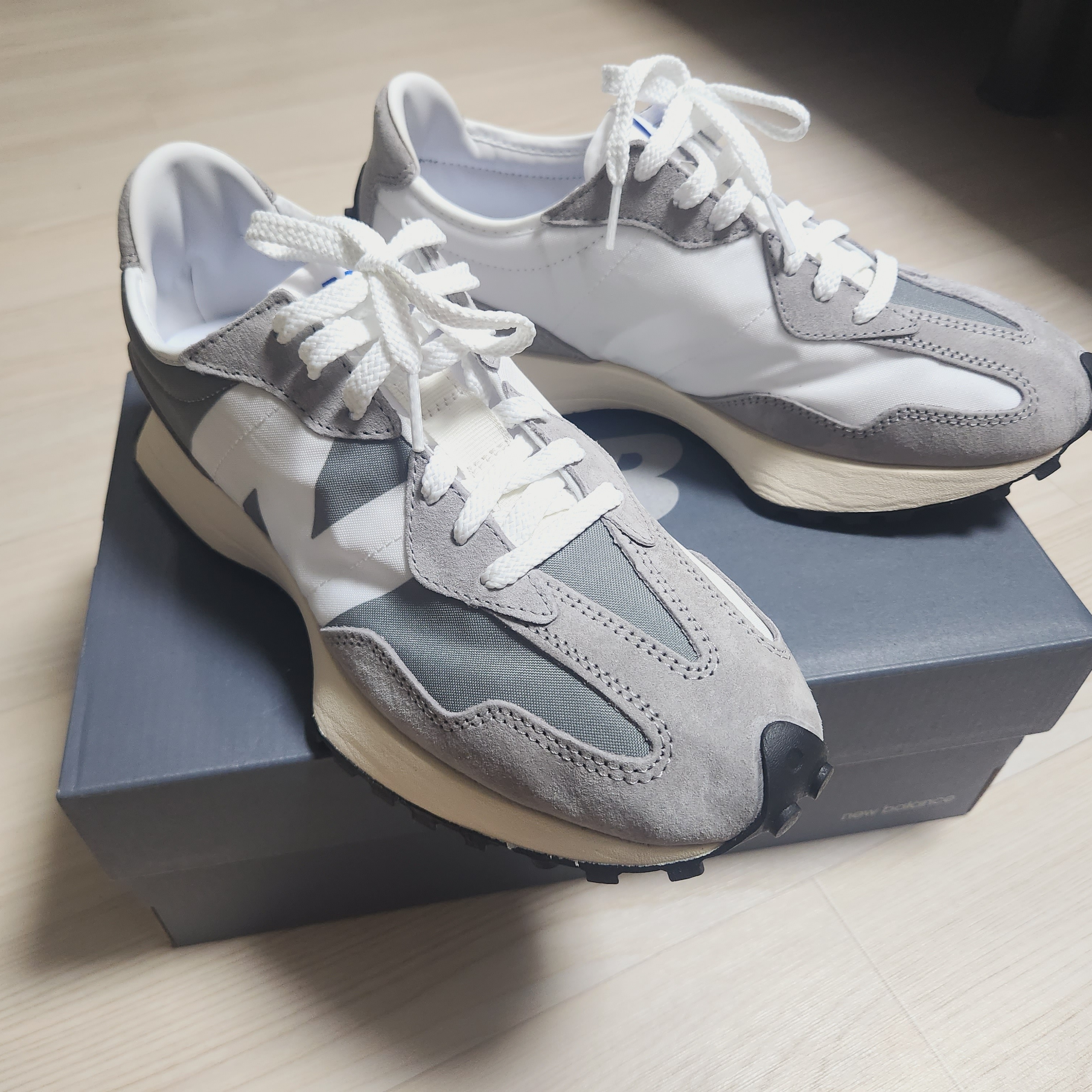 New Balance 327 Grey 착용 스타일 - 2