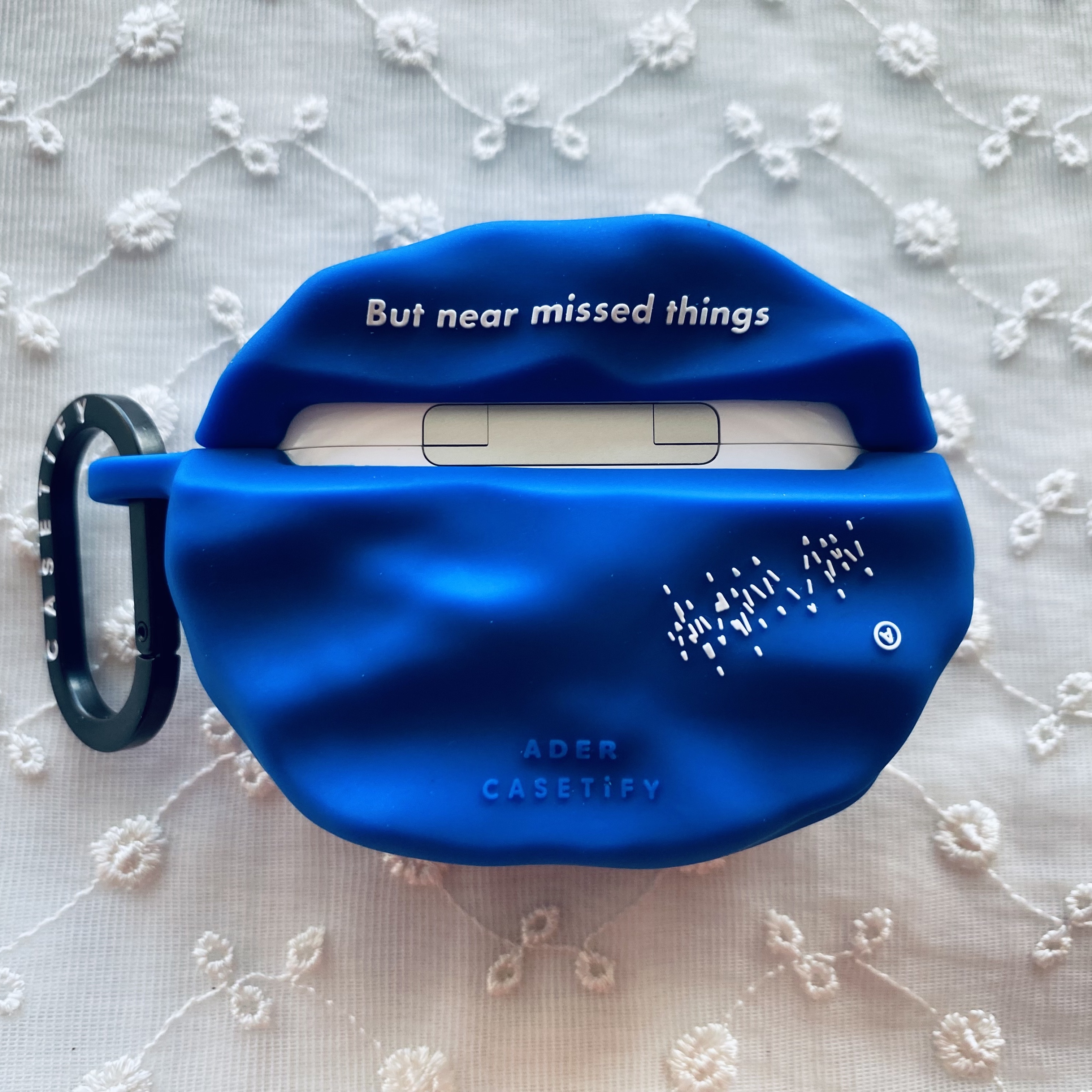Apple AirPods Pro 2nd Gen (Korean Ver.), Casetify x Ader Error Wavy Collectable AirPods Pro 1st/2nd gen Case Blue 착용 스타일 - 2