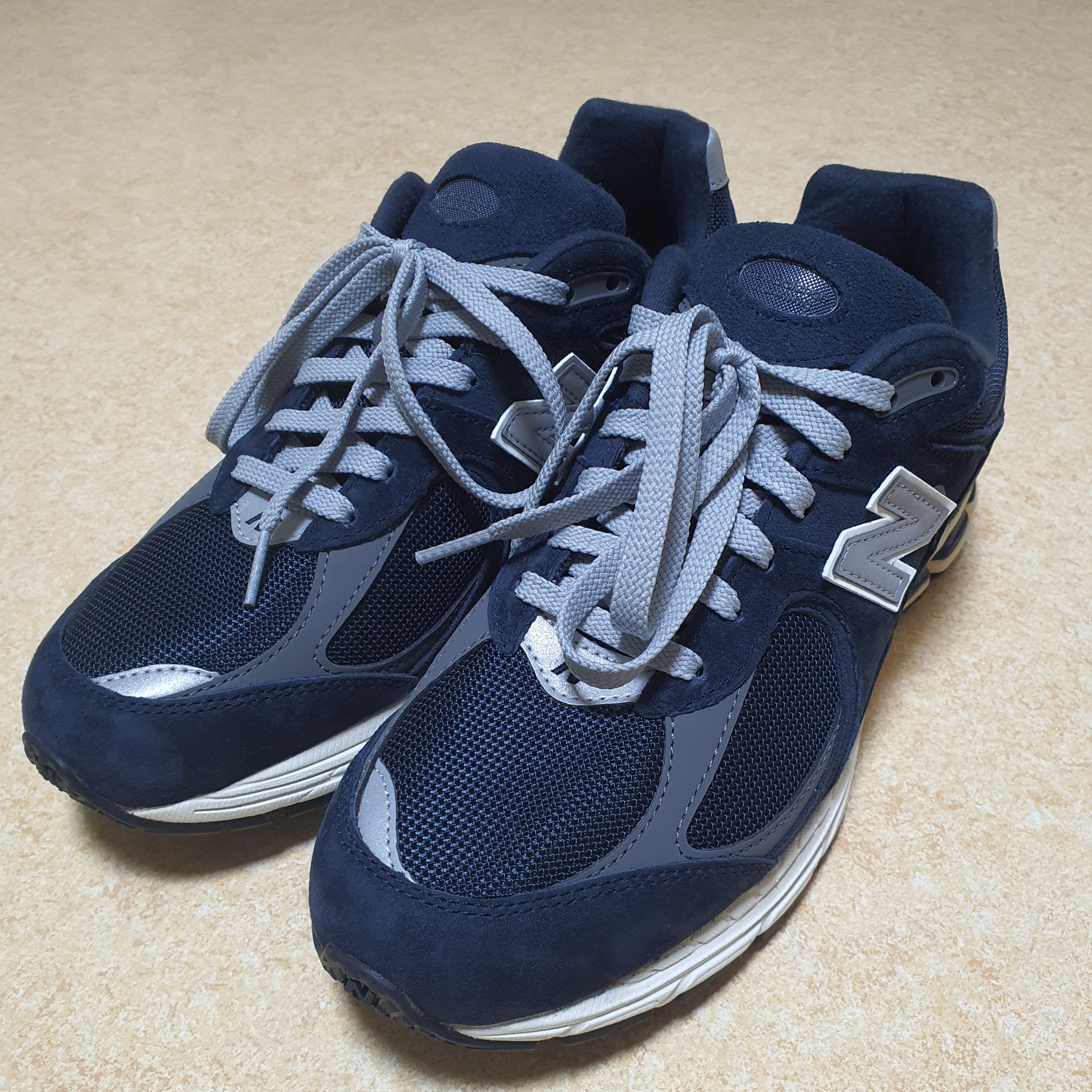 New Balance 2002R Eclipse Castlerock 착용 스타일 - 1