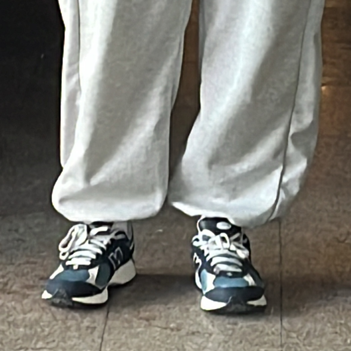 New Balance 2002R Dark Navy 착용 스타일 - 3