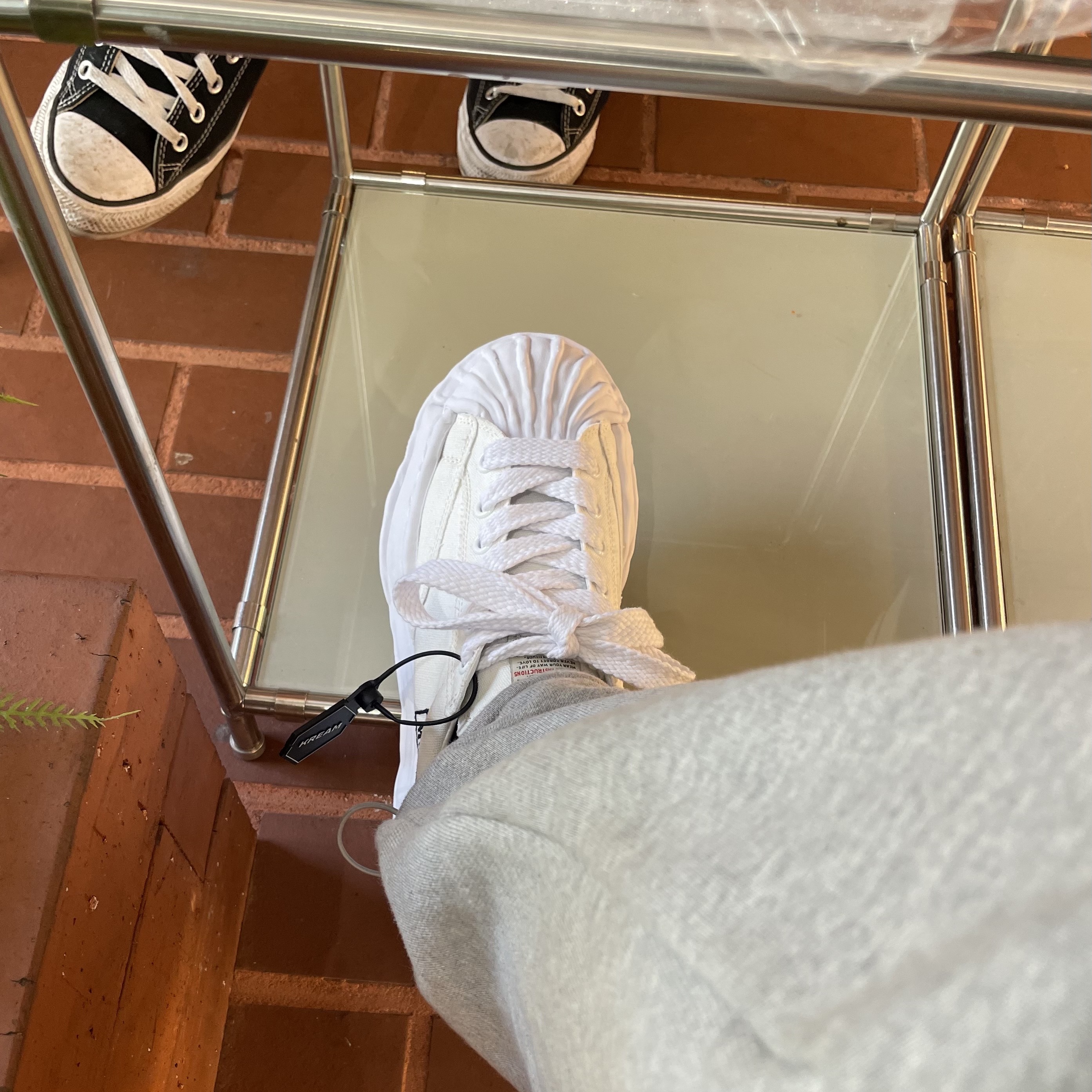 Maison Mihara Yasuhiro Blakey OG Sole Canvas Low-top Sneakers White 착용 스타일 - 1