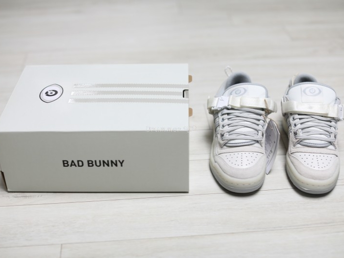 Adidas x Bad Bunny Forum Low Cloud White Clear Onix 착용 스타일