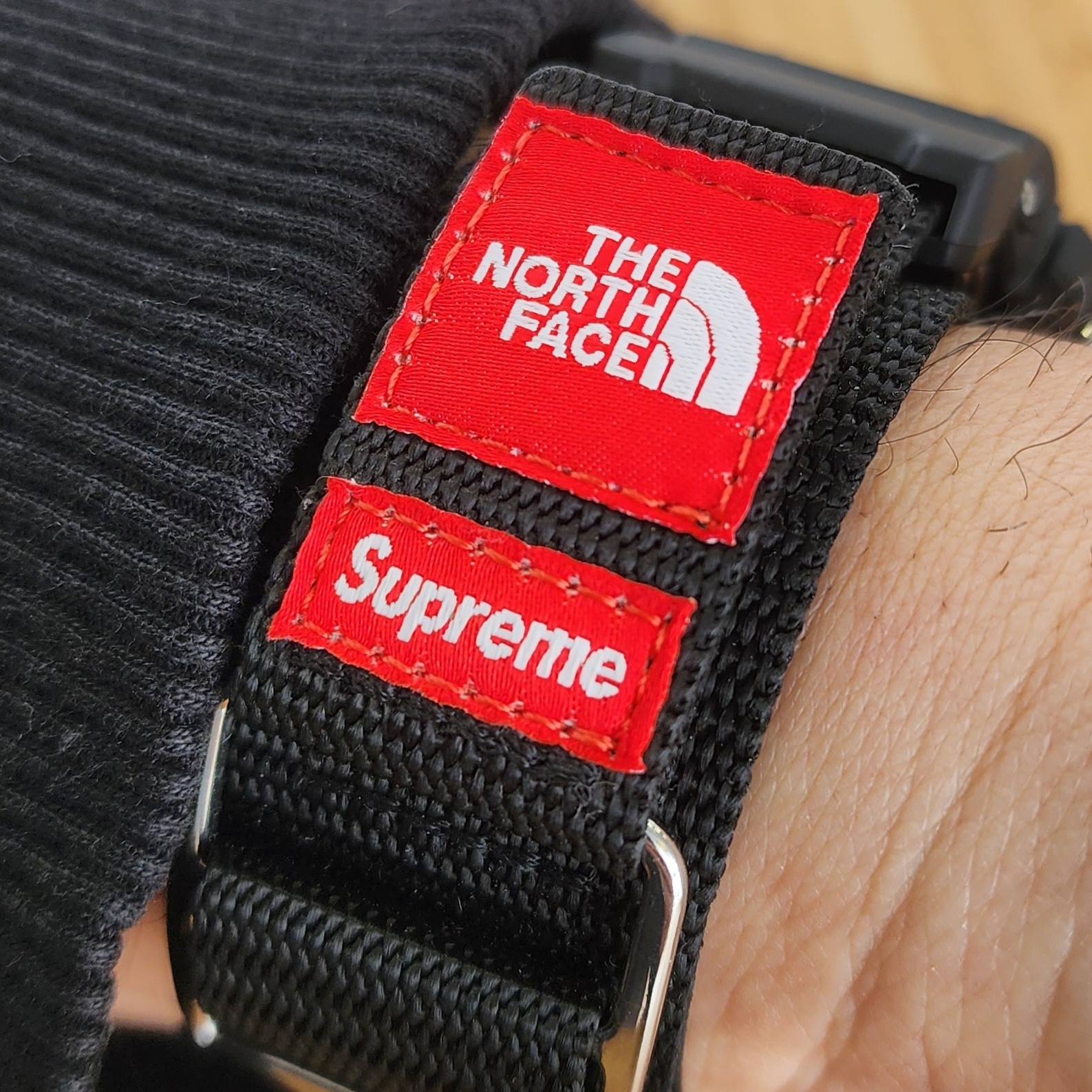 Casio G-Shock x Supreme x The North Face DW-6900 Black 착용 스타일 - 1