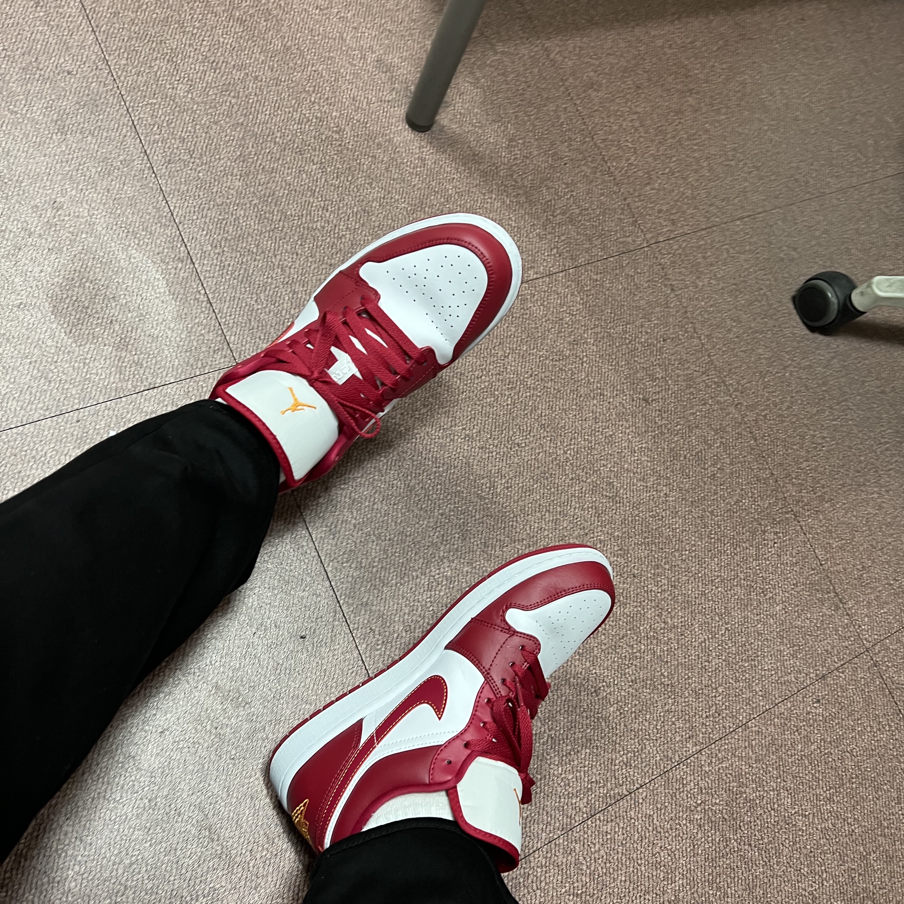 Jordan 1 Low Cardinal Red 착용 스타일