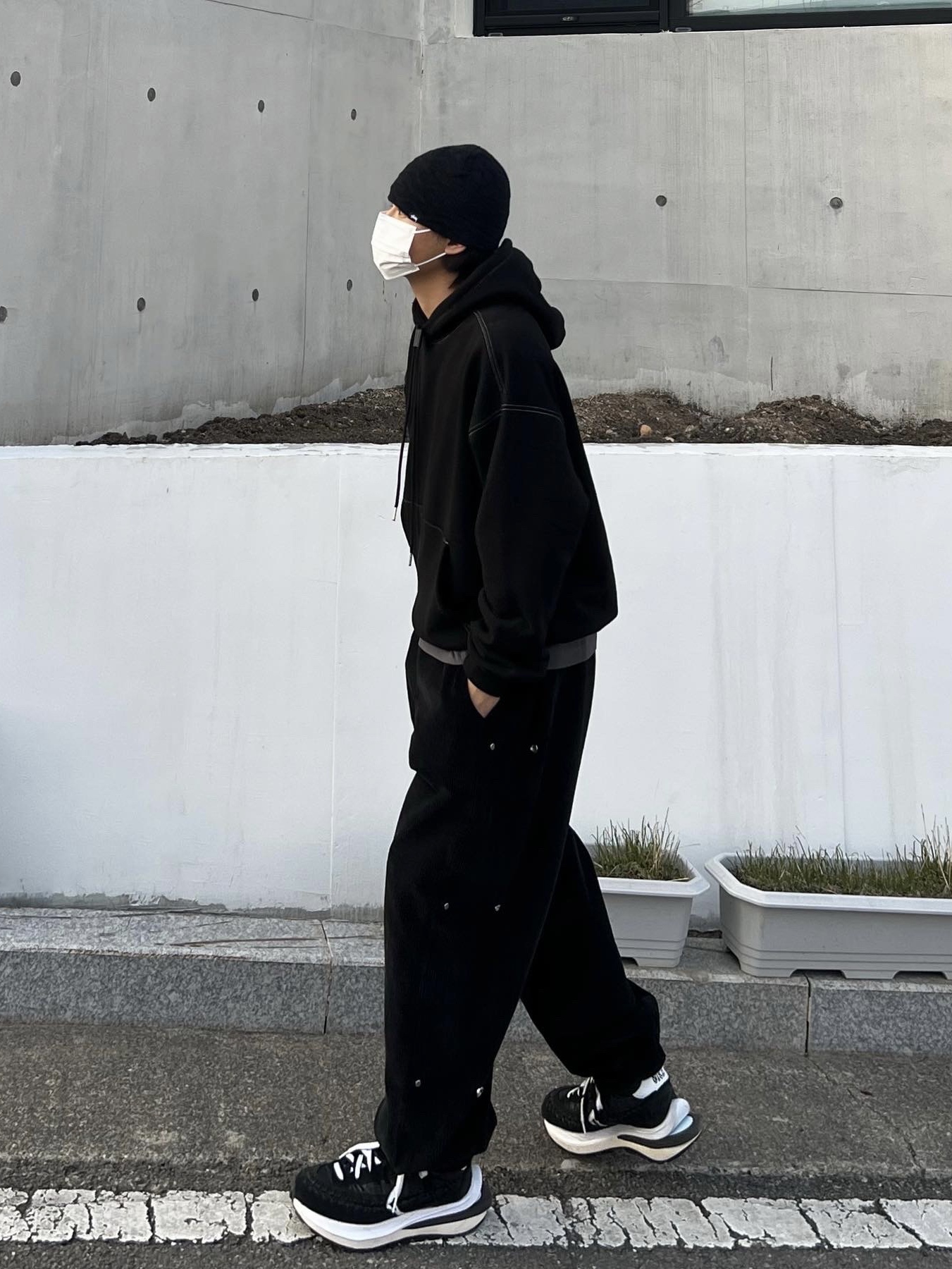 Nike x Sacai x Jean Paul Gaultier VaporWaffle Black White 착용 스타일 - 1