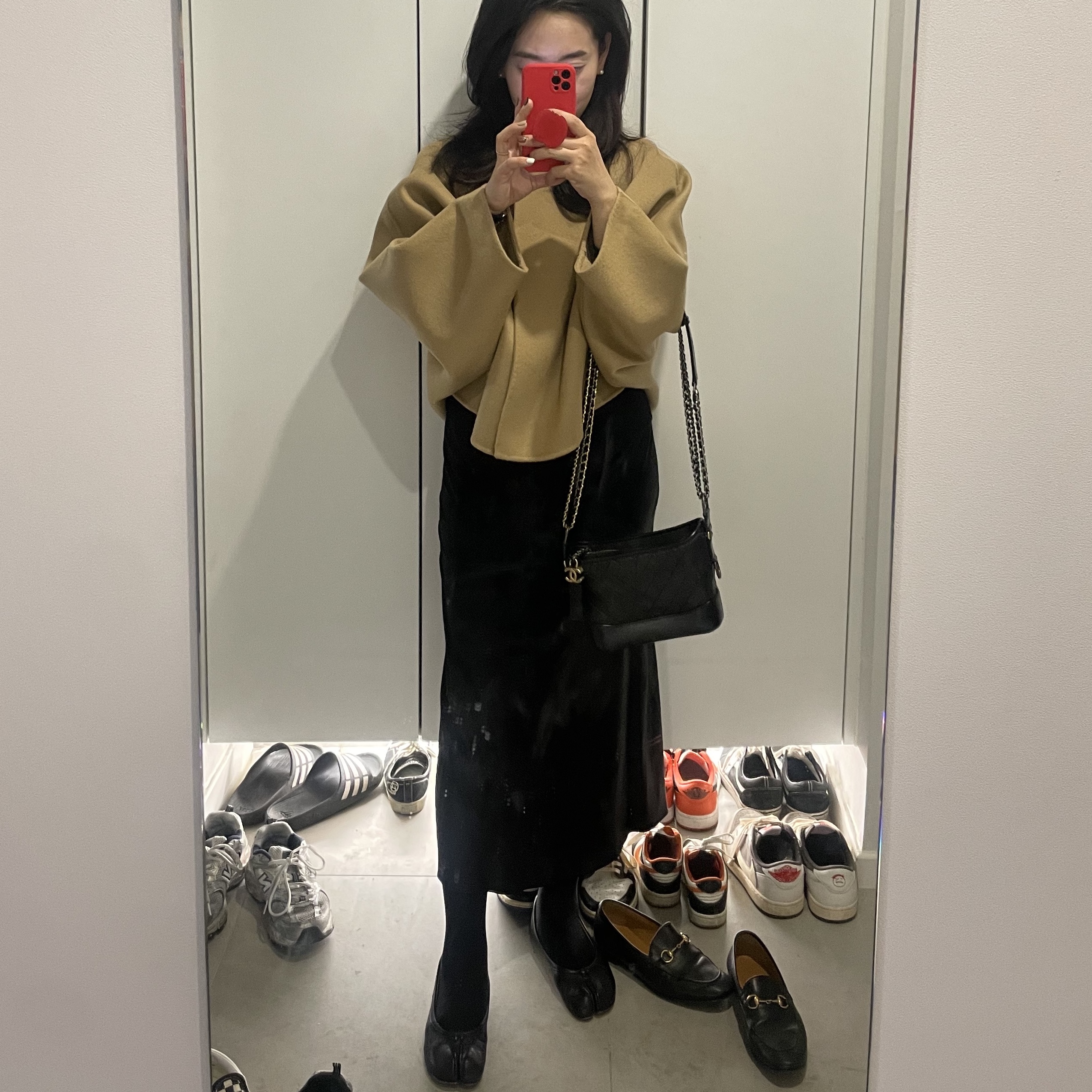 Chanel Gabrielle Small Hobo Bag Aged Calfskin & Gold Black, (W) Maison Margiela Tabi Ballet Flat Shoes Black 착용 스타일