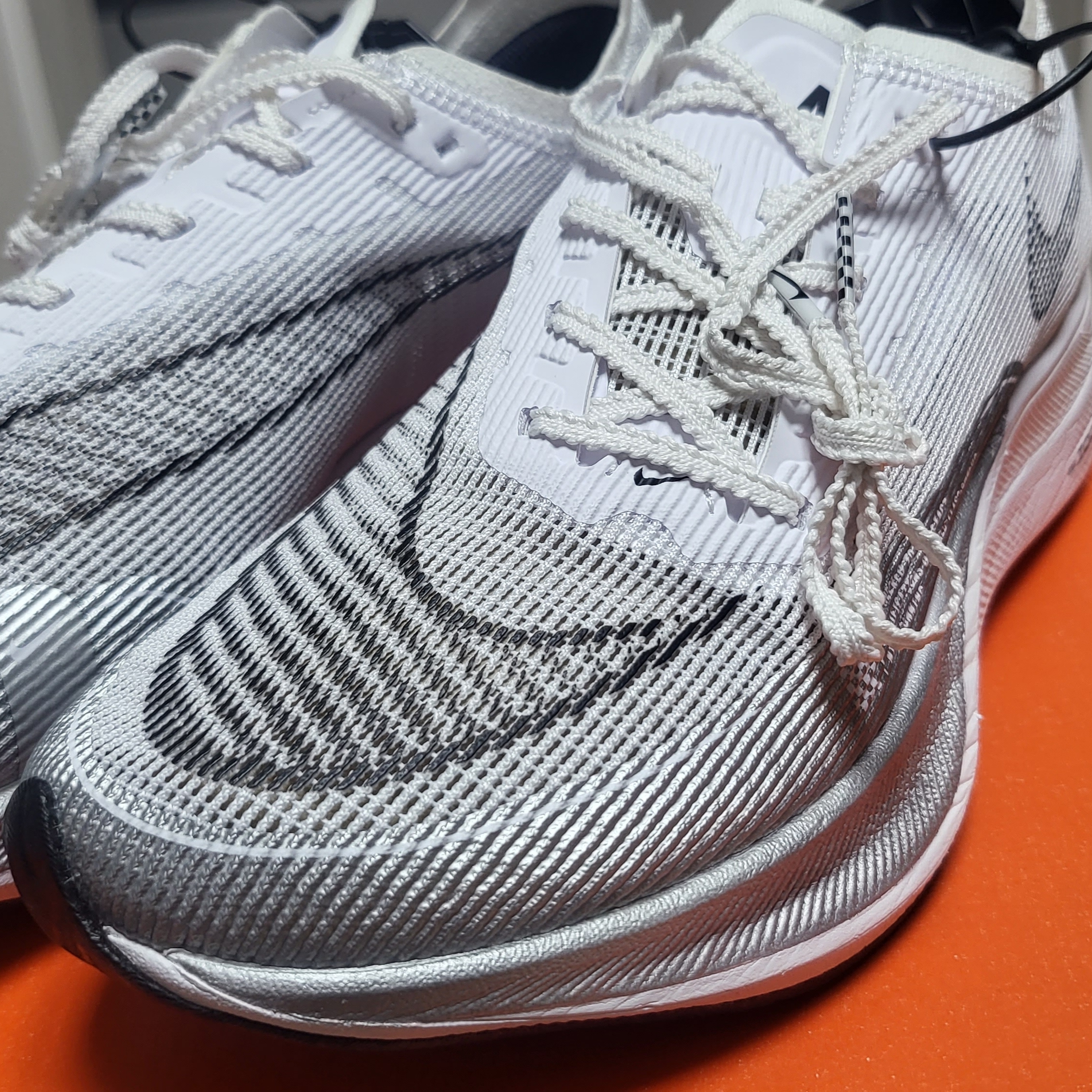 Nike ZoomX Vaporfly Next% 2 White Metallic Silver 착용 스타일 - 2