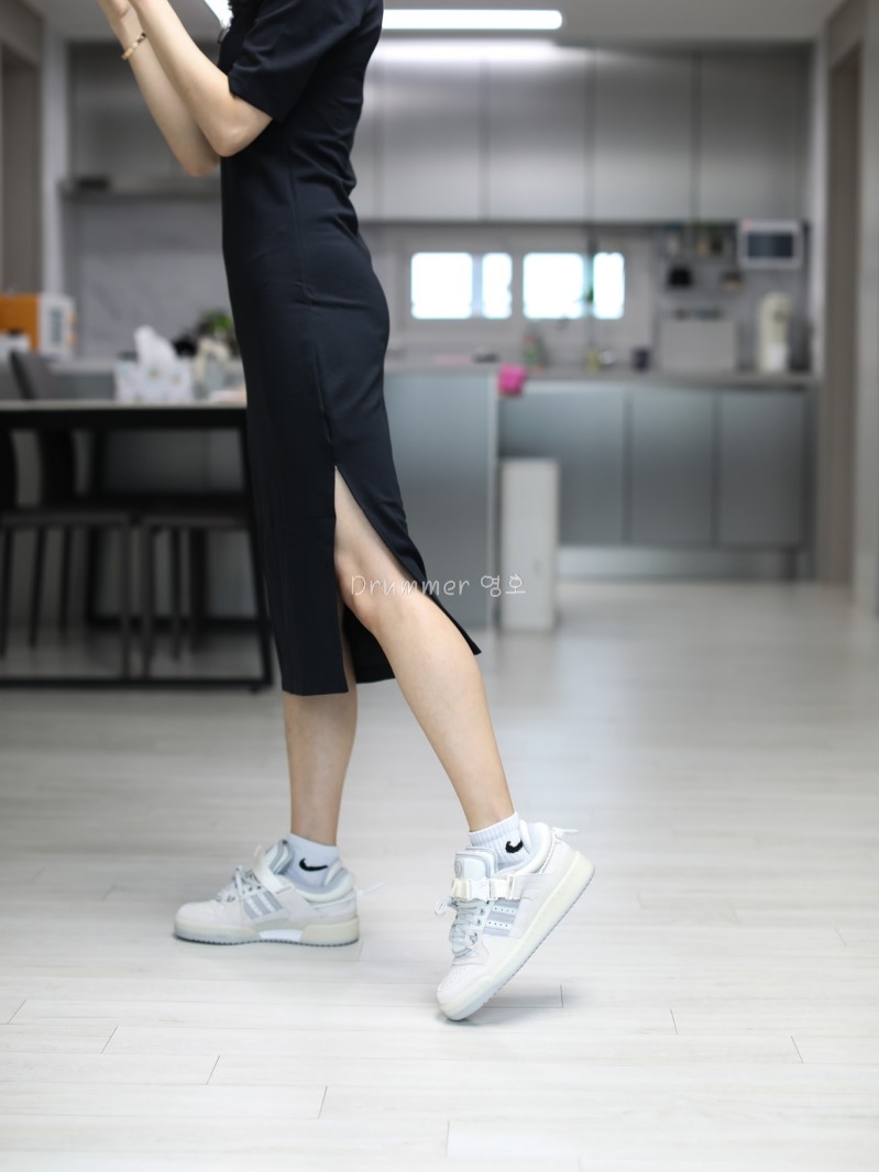 Adidas x Bad Bunny Forum Low Cloud White Clear Onix 착용 스타일 - 1