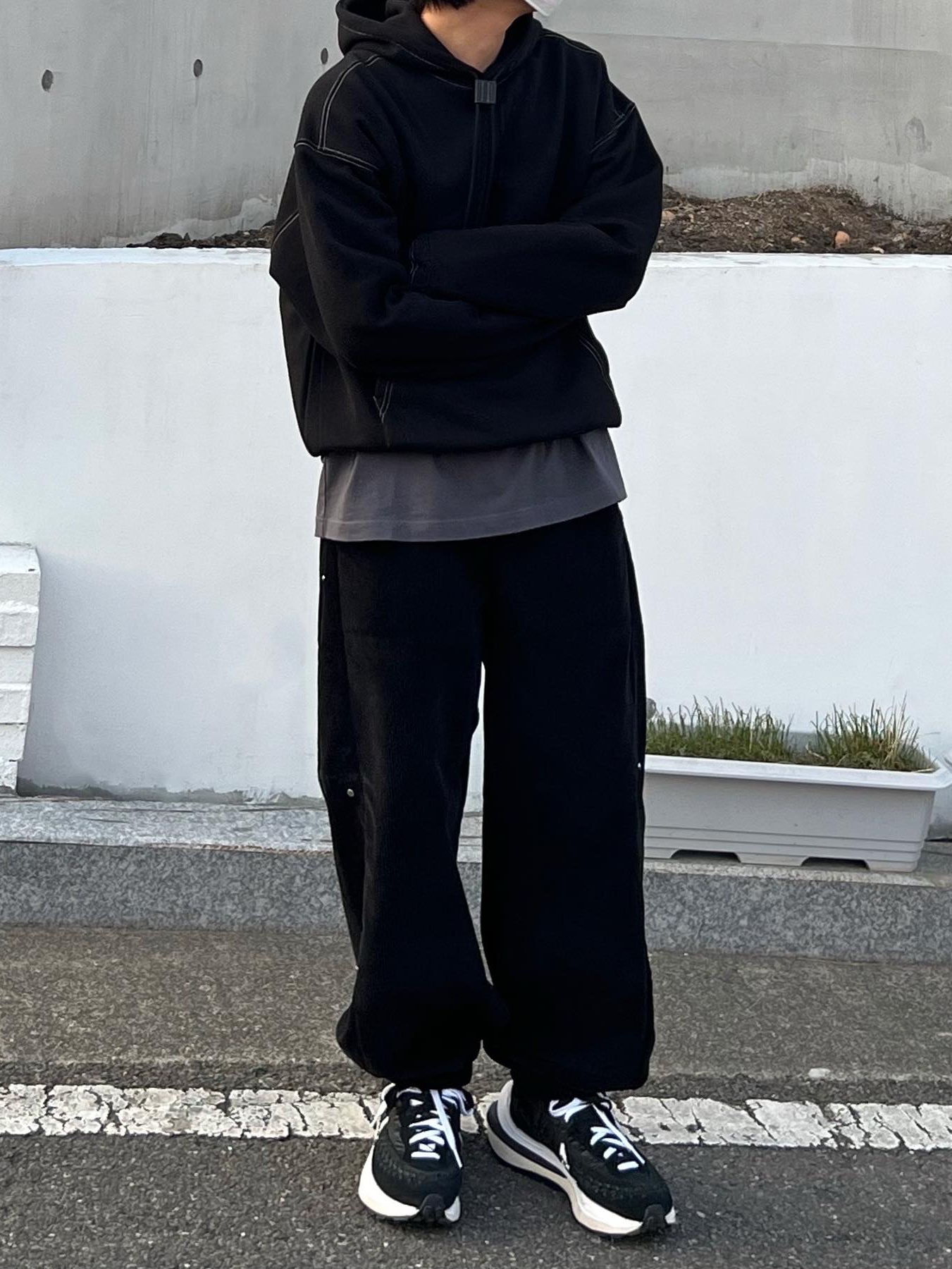 Nike x Sacai x Jean Paul Gaultier VaporWaffle Black White 착용 스타일 - 4