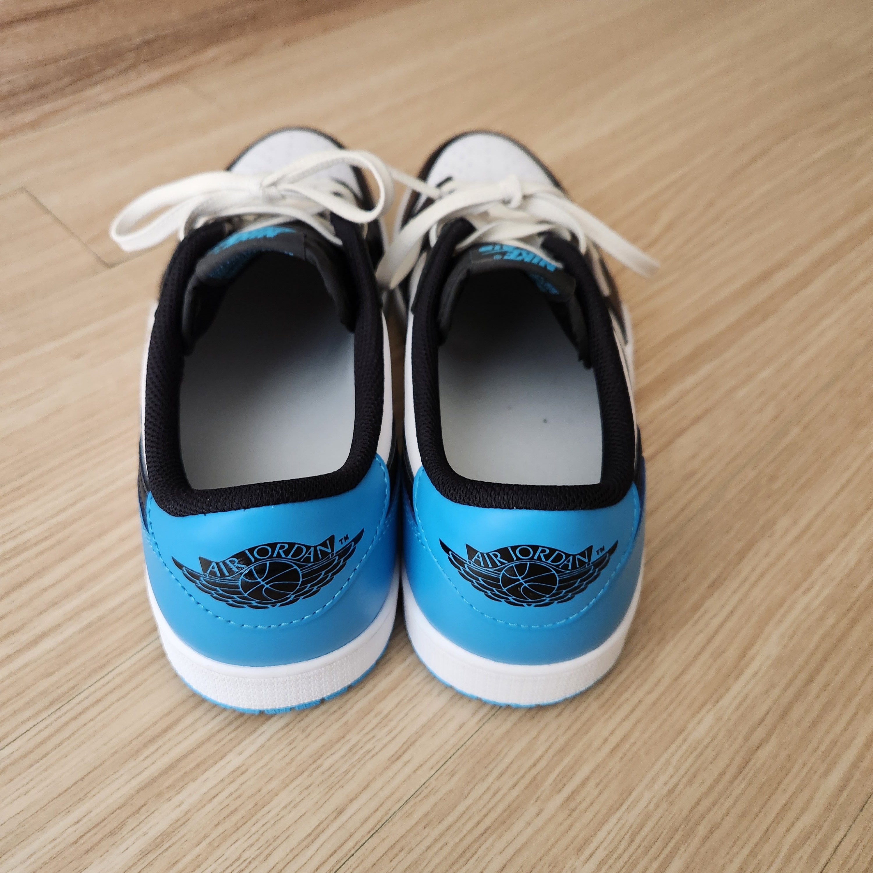 Jordan 1 Retro Low OG Black and Dark Powder Blue 착용 스타일 - 2