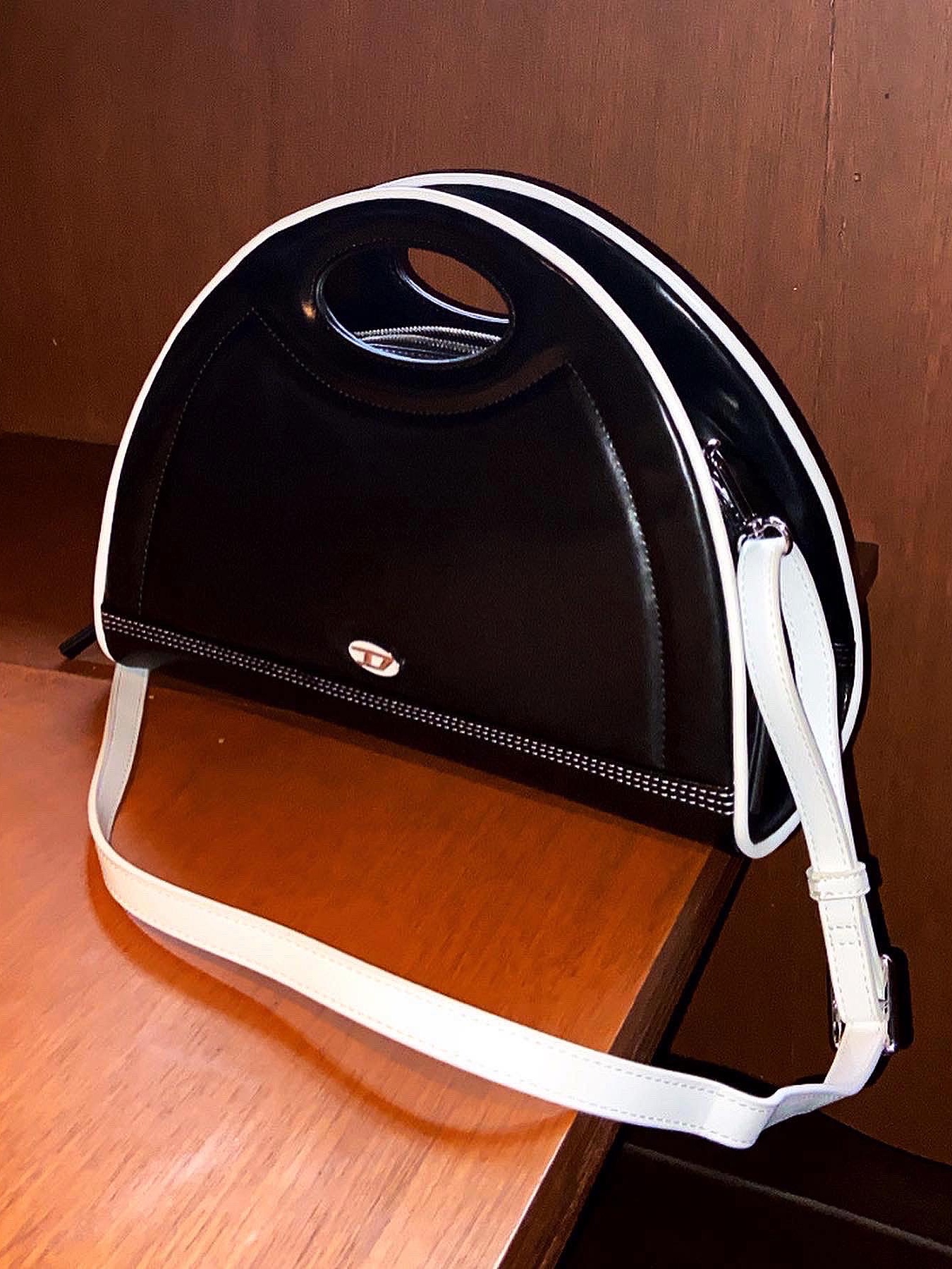 Diesel Moon Small Hand Bag with Cut-Out Handle Black 착용 스타일 - 3