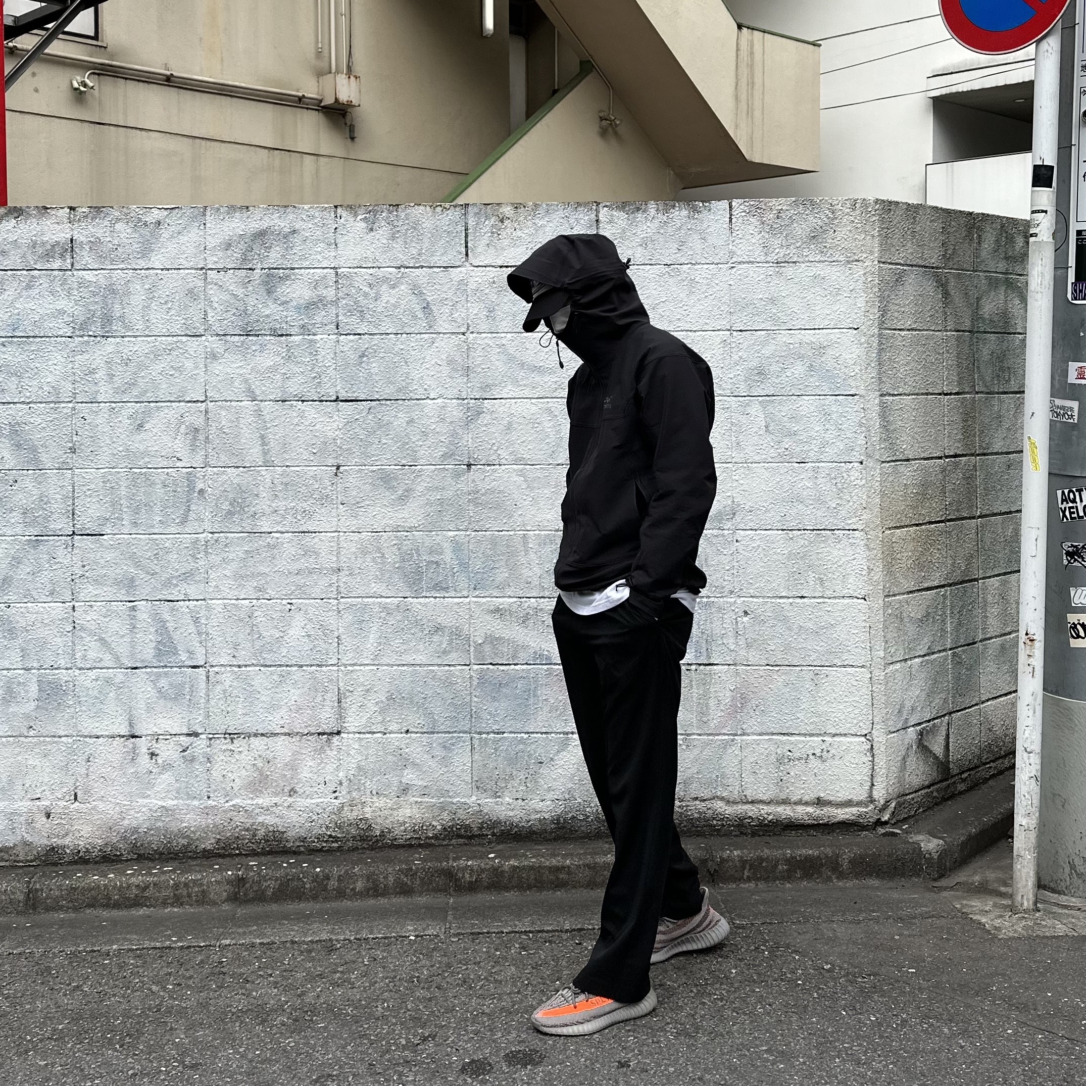 Adidas Yeezy Boost 350 V2 Beluga - Reflective, Arc'teryx Gamma LT Hoody Black 착용 스타일 - 1