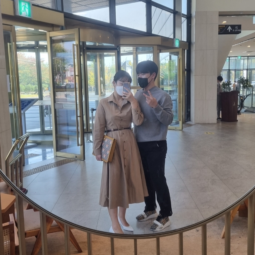 Gucci x Kai Pouch Beige 착용 스타일 - 2