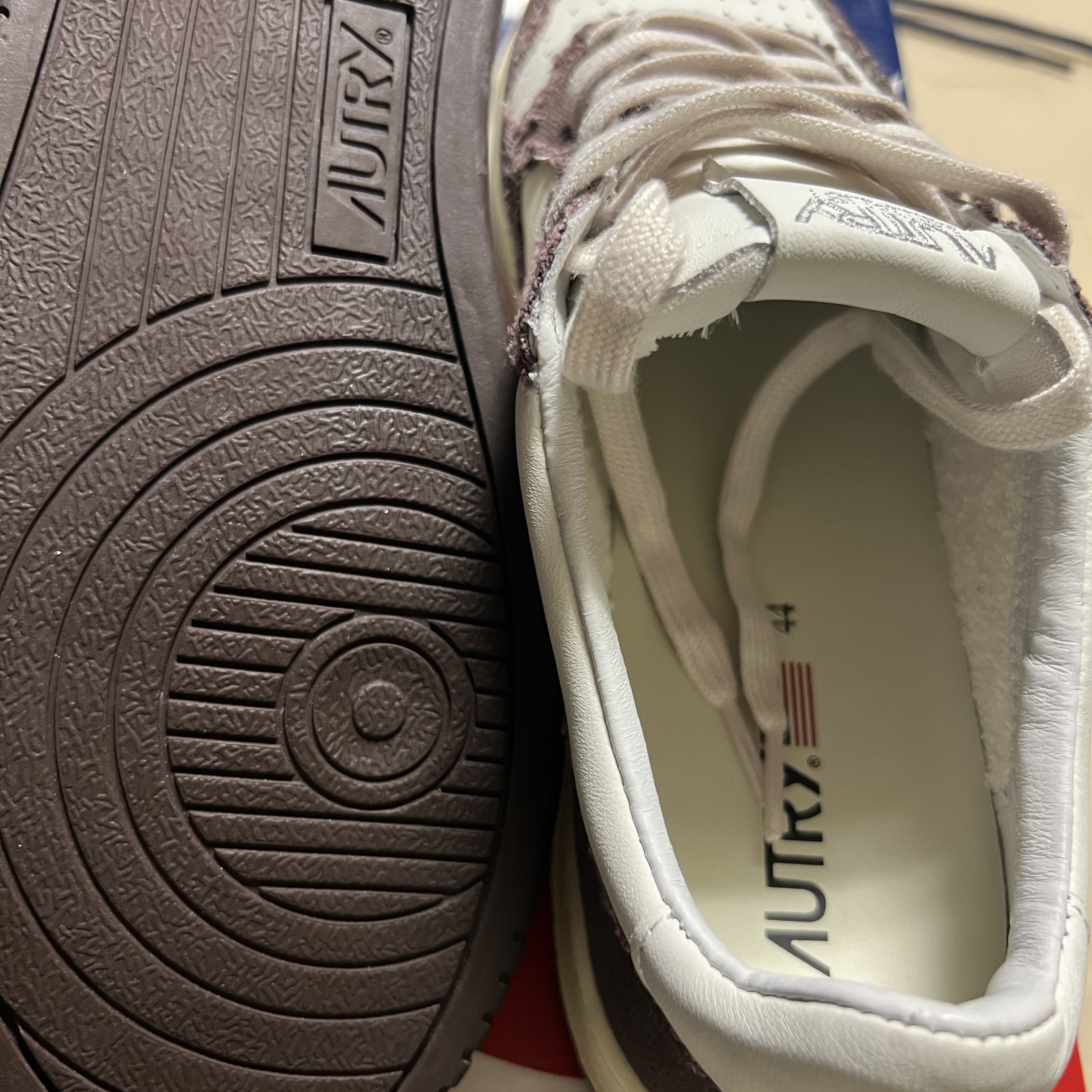 Autry Medalist Low Leather Sneakers Black White, (W) Autry Medalist Low Leather Sneakers White 착용 스타일 - 5