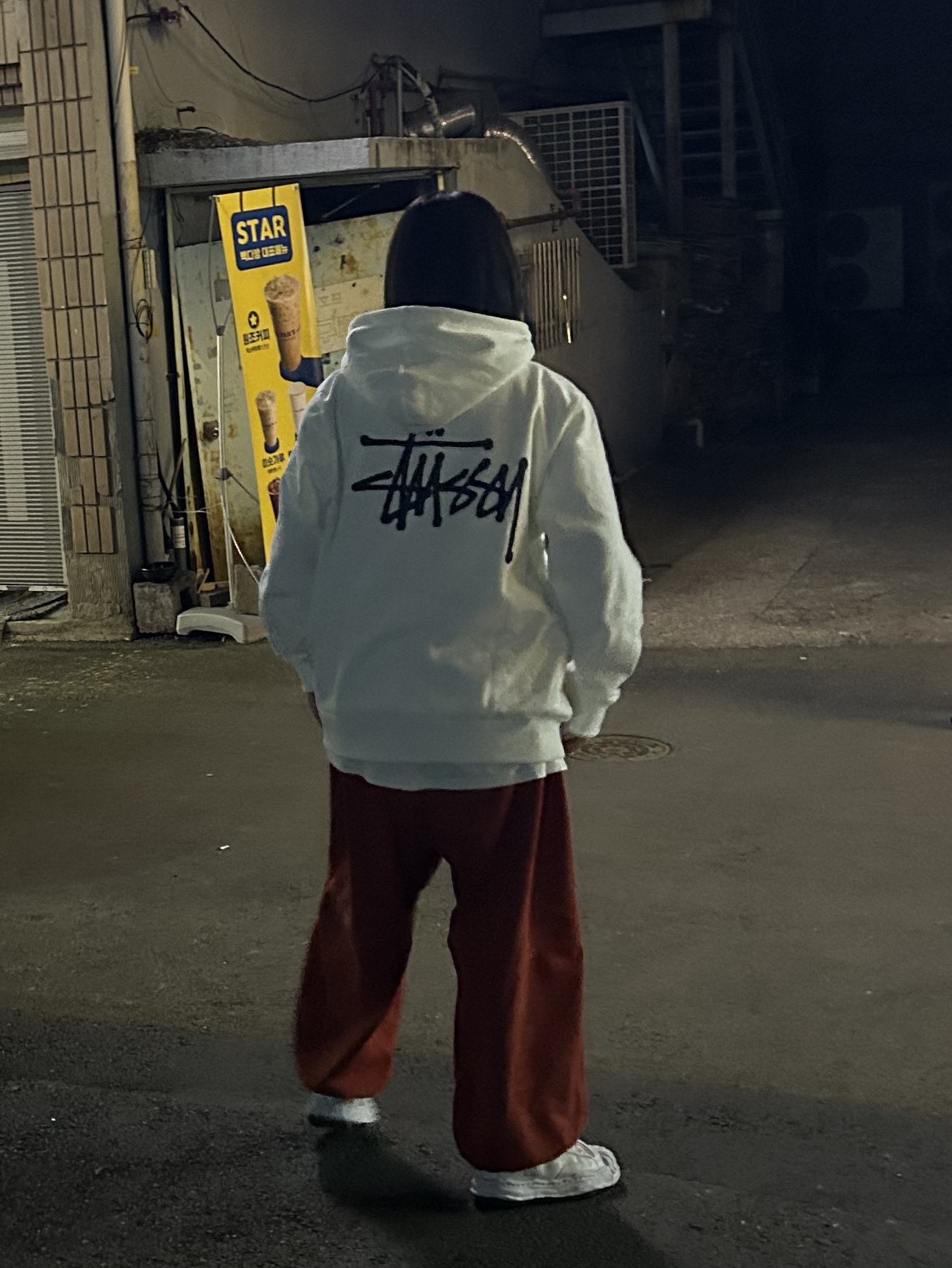 Stussy Basic Stussy Hoodie White 2022, Maison Mihara Yasuhiro Blakey OG Sole Leather Low-top Sneakers White 착용 스타일 - 3