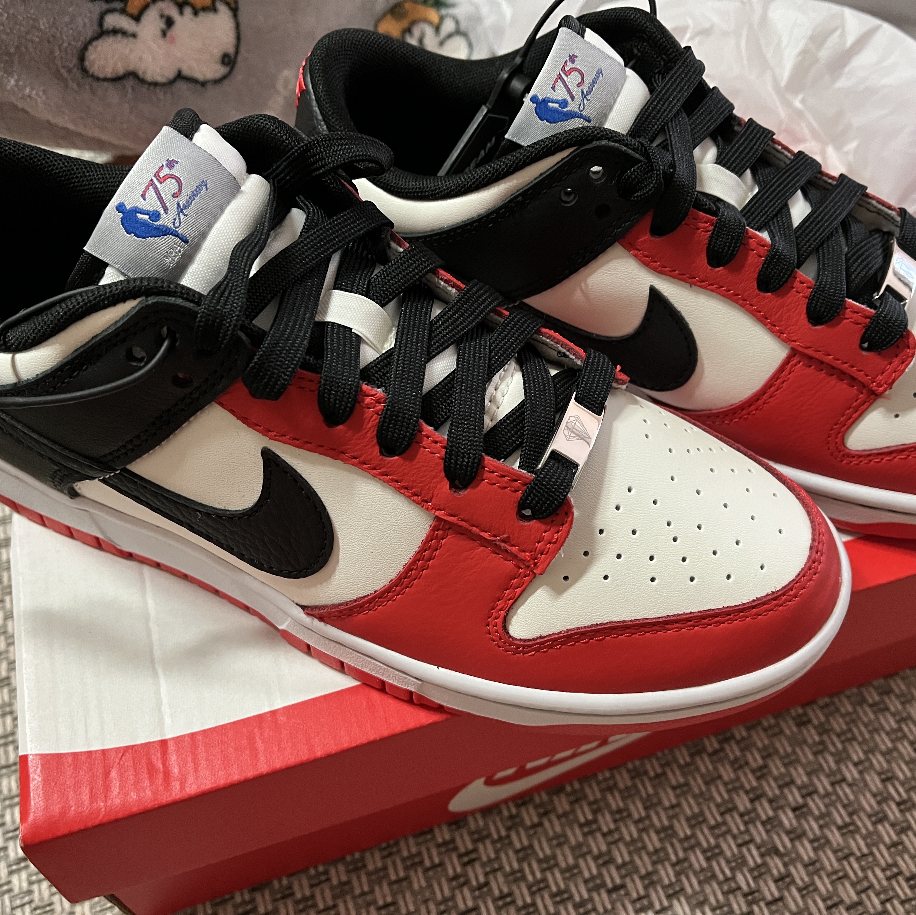 Nike x NBA Dunk Low Retro EMB Black and Chile Red 착용 스타일