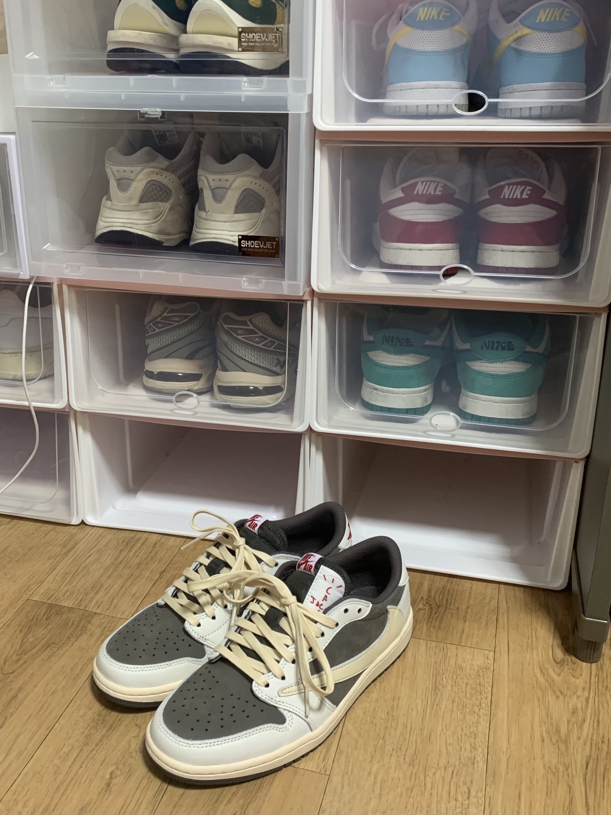 Jordan 1 x Travis Scott Retro Low OG SP Sail and Ridgerock, Nike x Sacai VaporWaffle Tour Yellow & Gorge Green Sail 착용 스타일