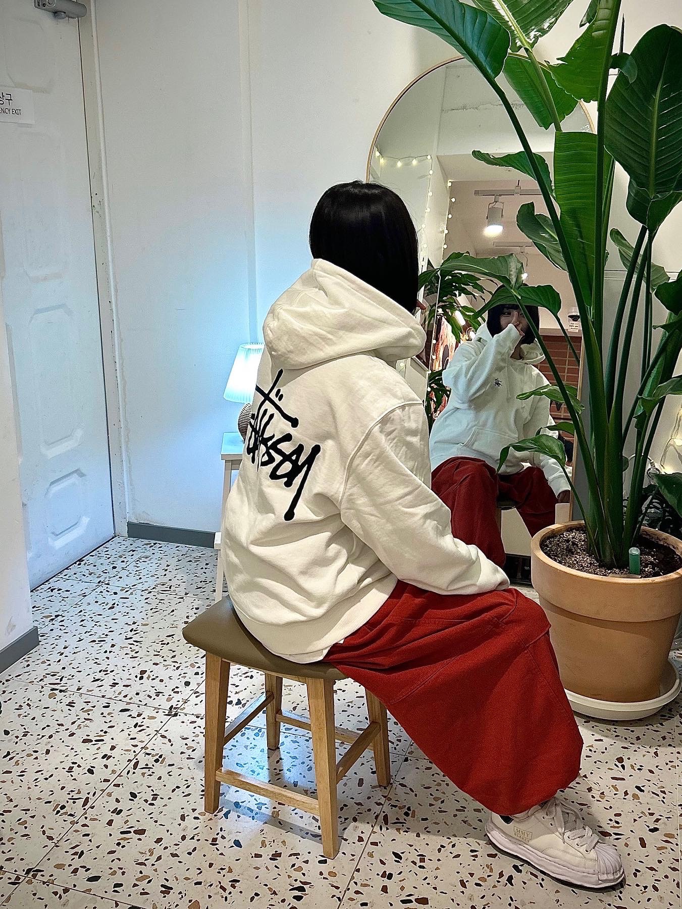 Stussy Basic Stussy Hoodie White 2022, Maison Mihara Yasuhiro Blakey OG Sole Leather Low-top Sneakers White 착용 스타일 - 1
