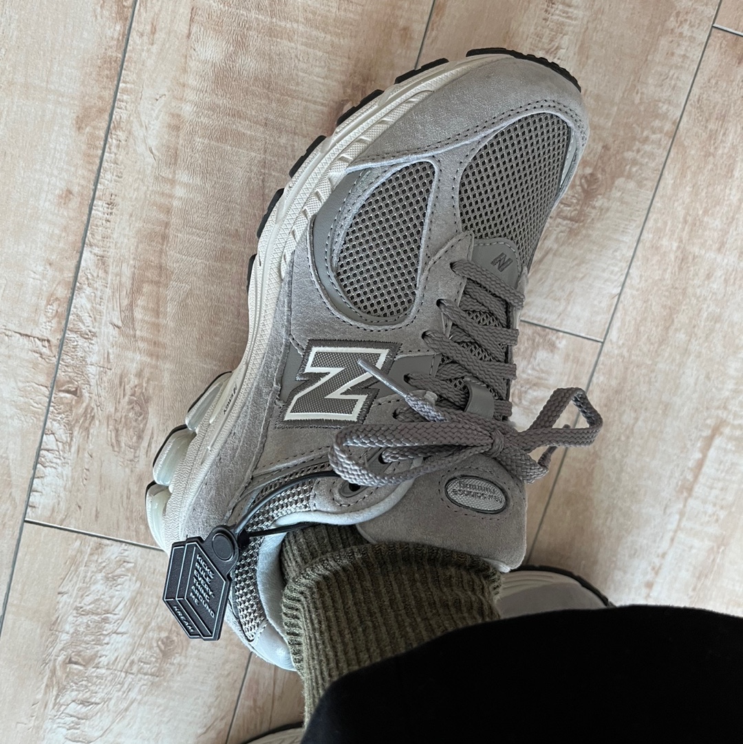 New Balance 2002R Grey 착용 스타일 - 1