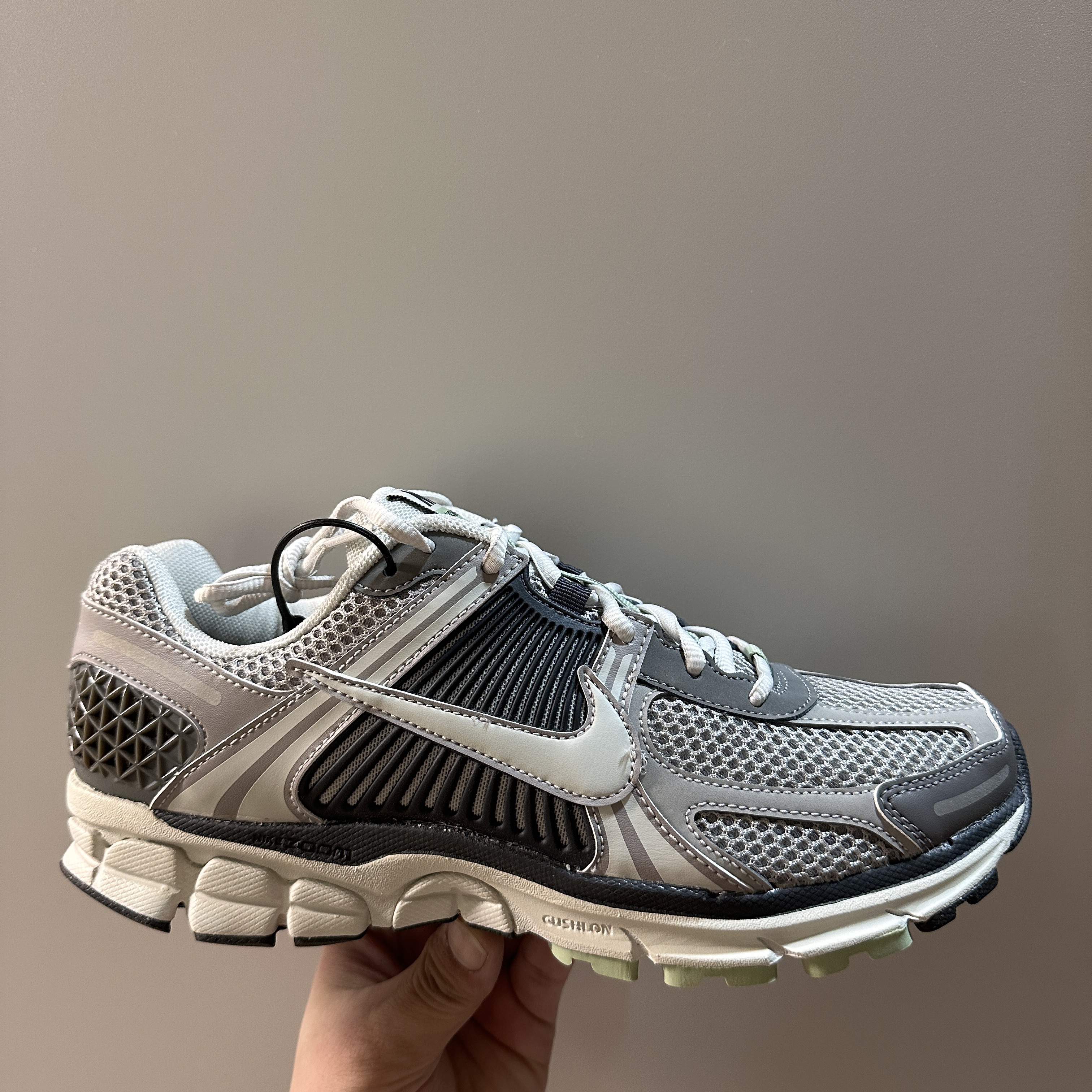 (W) Nike Zoom Vomero 5 Cobblestone and Flat Pewter 착용 스타일