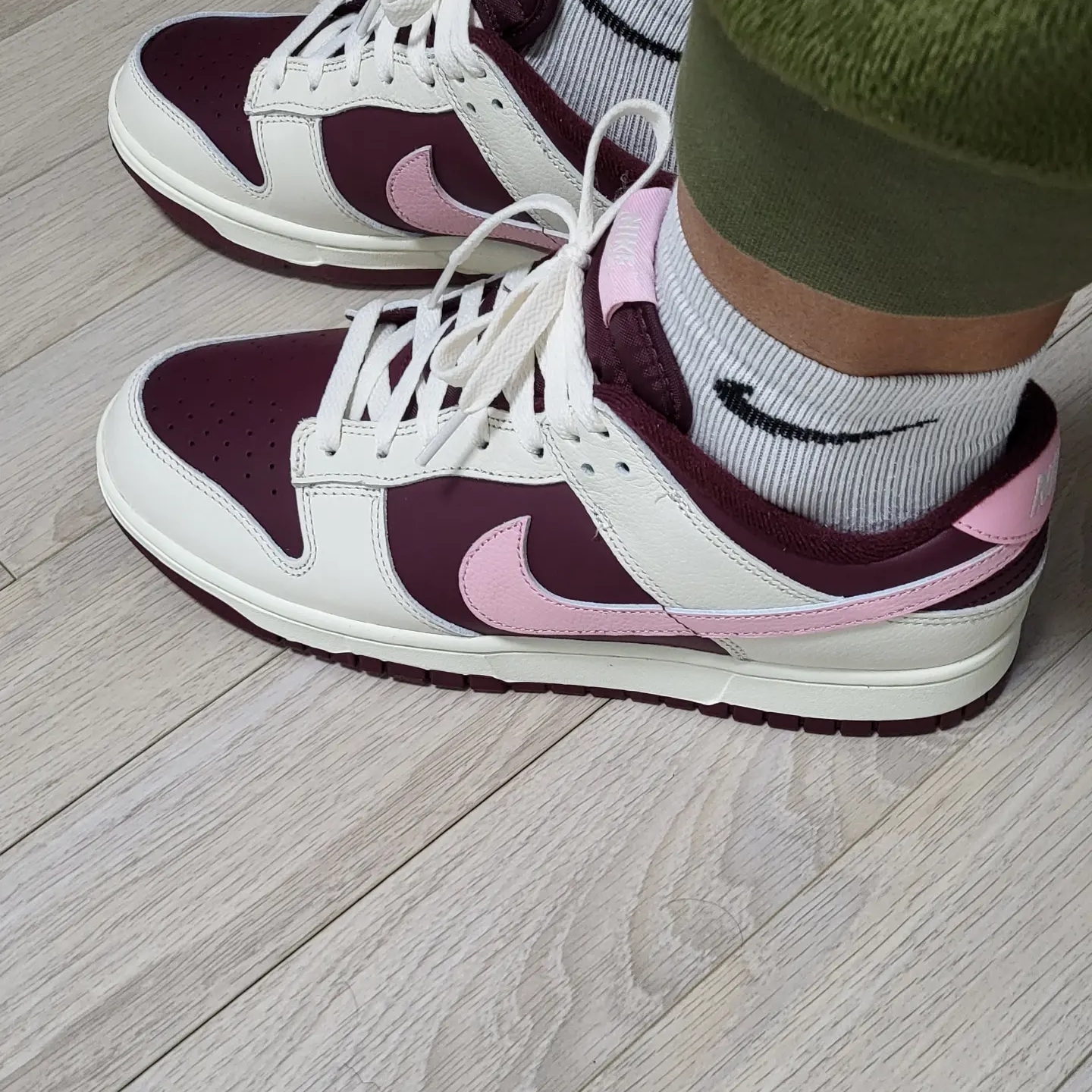 NIke Dunk Low Retro Night Maroon and Medium Soft Pink 착용 스타일 - 3
