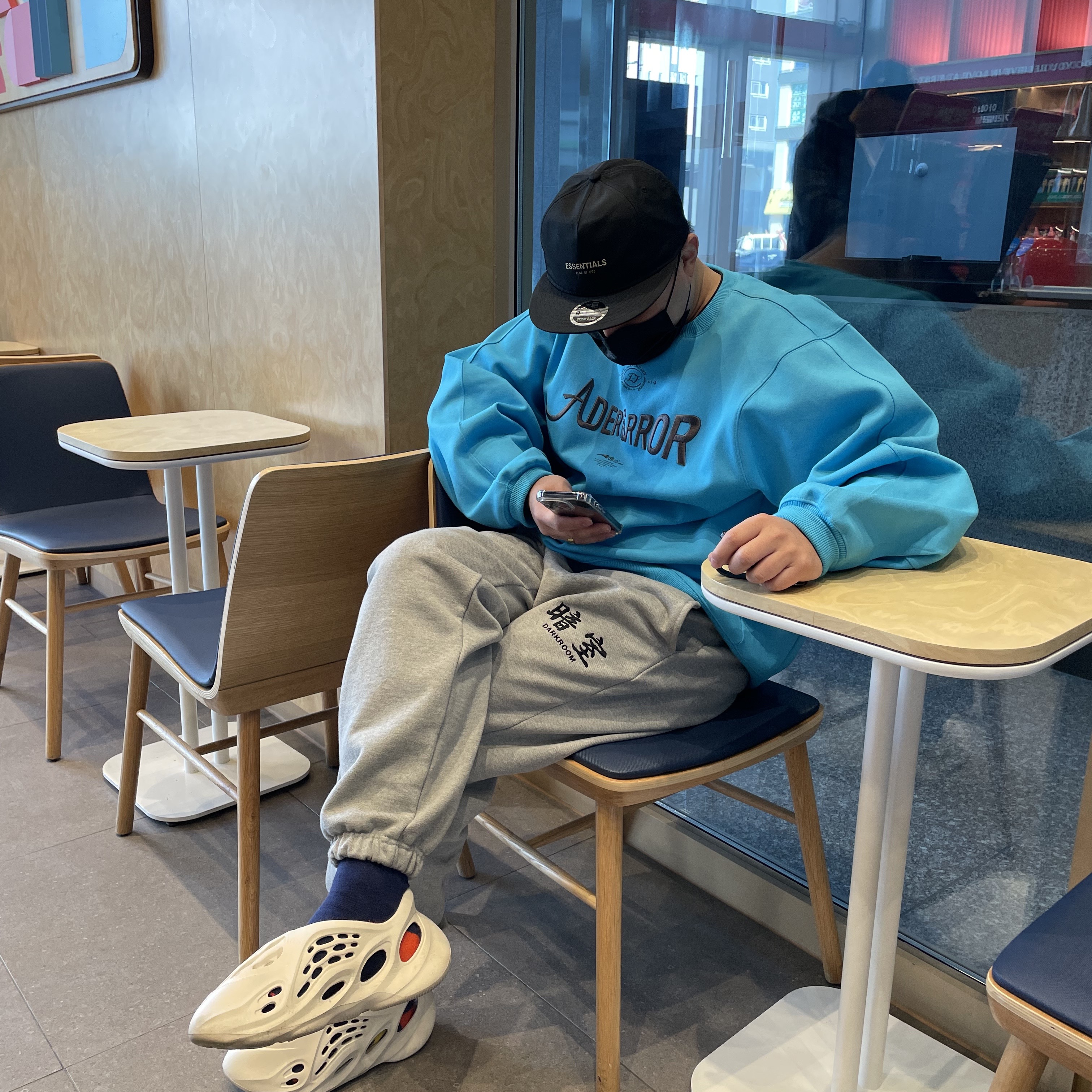 Adidas Yeezy Foam RNNR Sand, IAB Studio x Asics Navy Socks 착용 스타일